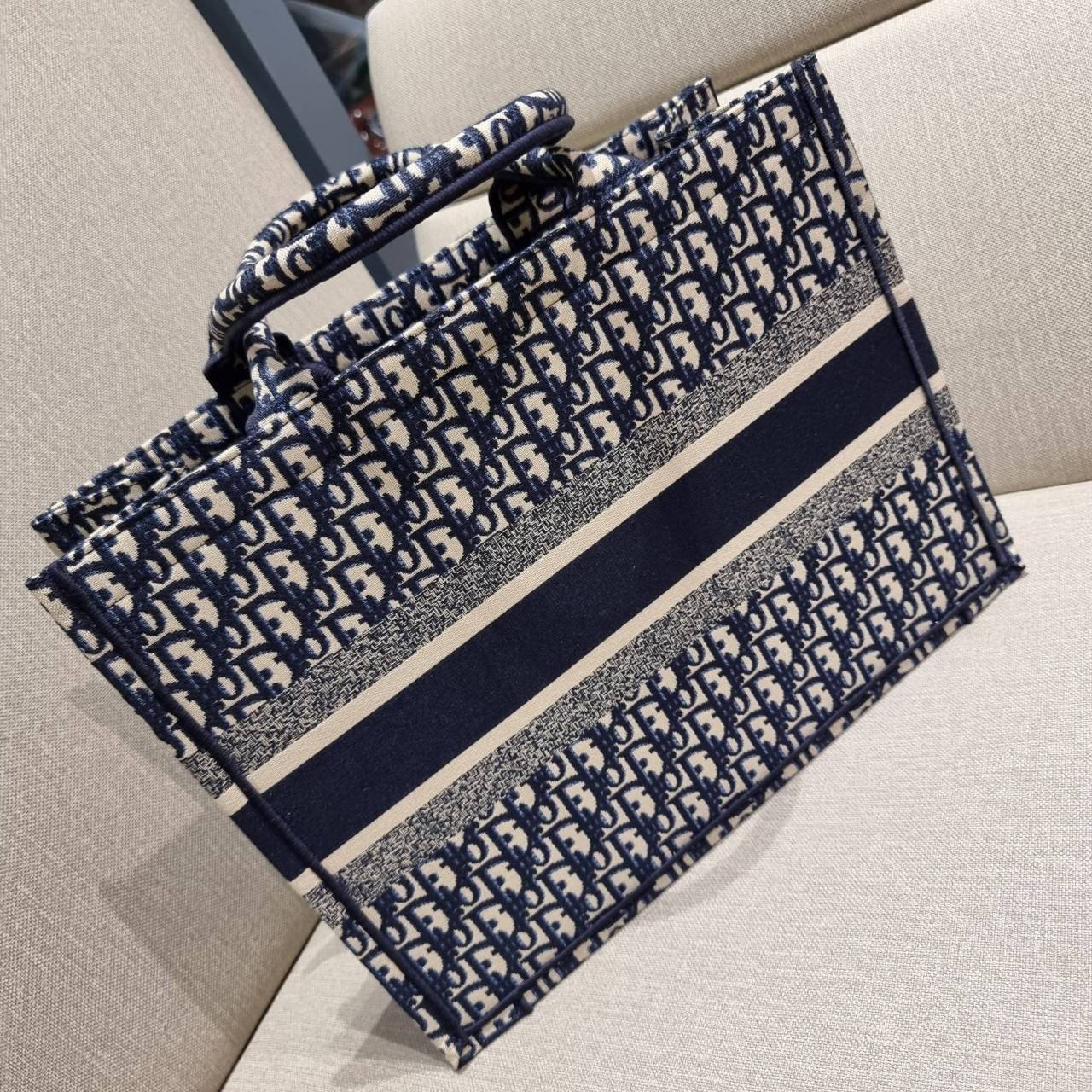 VIP 】HOT ARRIVAL!! DIOR CD SHOPPING BAG WITH GWP กระเป๋าทรงช้อปปิ้งใบใหญ่ จุใจ!! พรีเมี่ยมกิ๊ฟรุ่นดับเบิ้ลฮอต ดีไซน์คลาสสิควินเทจ สวยหรู วัสดุผ้าแคนวาสลายกราฟฟิค ภายในโล่งกว้างมากๆ ใส่ของจุสุดๆ โน้ตบุ้ค ไอแพด กระเป๋าสตางค์ มือถือ หรือเสื้อผ้ายังได้ สะพายค