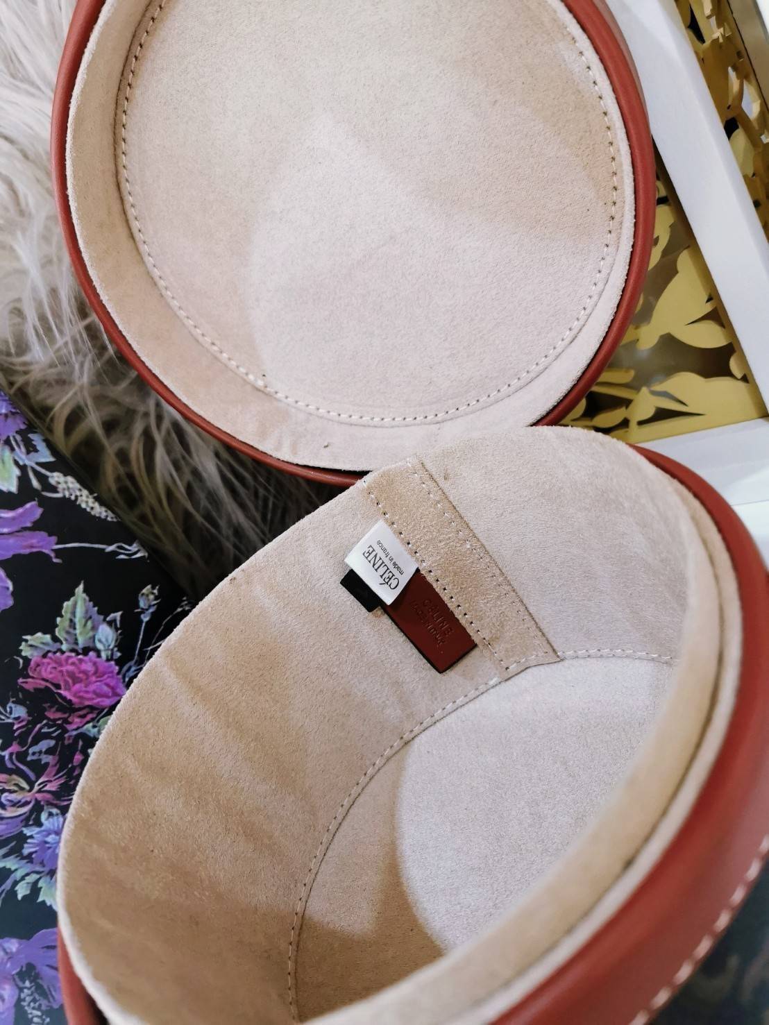 CELINE CROSSBODY BAG VIP GIFT WITH PURCHASE (GWP) พรีเมี่ยมกิ๊ฟ Limited Edition จาก CELINE PERFUME DUTY FREE COUNTER วัสดุ TRIOMPHE CANVAS & LEATHER ทรงกลมสวยหรูอยู่ทรงเปิดปิดด้วยฝาปิดกระดุมโลโก้แบรนด์