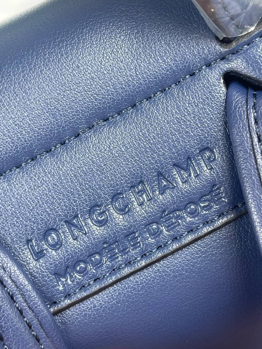 Longchamp Le Pliage Cuir Xs Leather Backpack แบรนด์ติดเทรนด์ตลอดไม่เคยเปลี่ยนกับ ทรง Le Pliage Cuir หนึ่งในตระกูลกระเป๋าสุดไอคอนิกจากแบรนด์ เมื่อรุ่น Le Pliage Cuir ในรูปแบบของหนังแกะ Metis ได้ถือกำเนิดขึ้นในปี 2012 เป้ที่มีการจัดการปรับดีไซน์ให้มีขนาดกำล