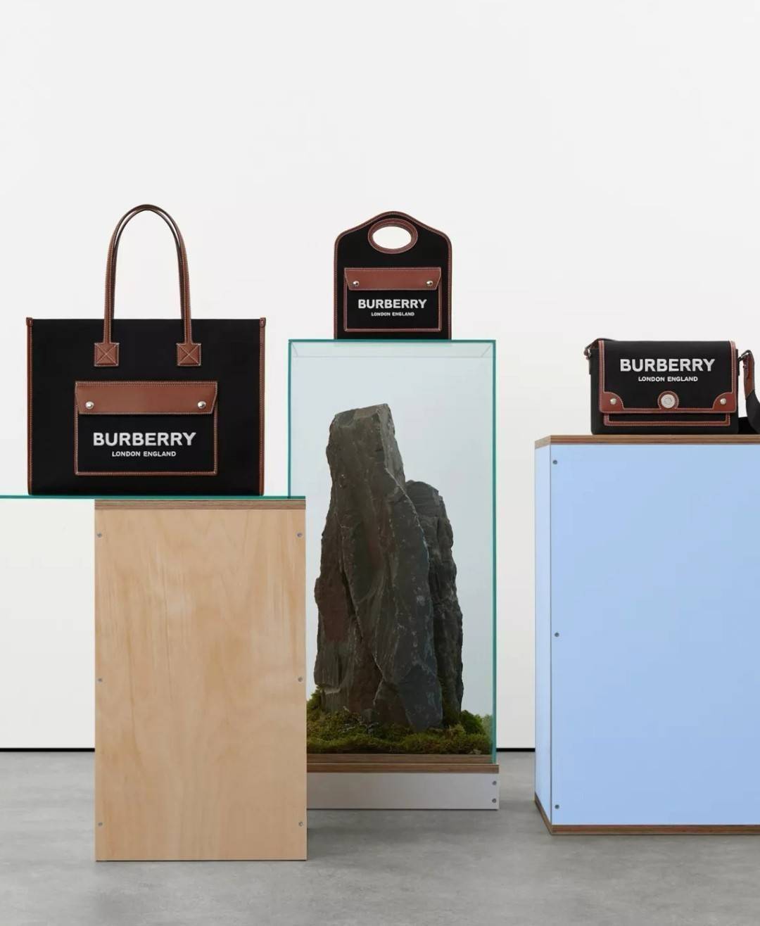 BURBERRY FRAGRANCES LARGE TOTE BAG วัสดุ Canvas & Leather ทรงเหลี่ยมมาในสี TwoTone ดีไซน์สวยอยู่ทรงสไตล์ Casual ด้านหน้ามีช่องใส่ของ ภายในโล่งกว้างและจุสุดๆสามารถใส่เอกสารA4 หนังสือ ของใช้ได้เยอะ น้ำหนักเบา อะไหล่แบรนด์สีทองหรู หูหิ้วหนังสะพายไหล่ได้ พร้อ