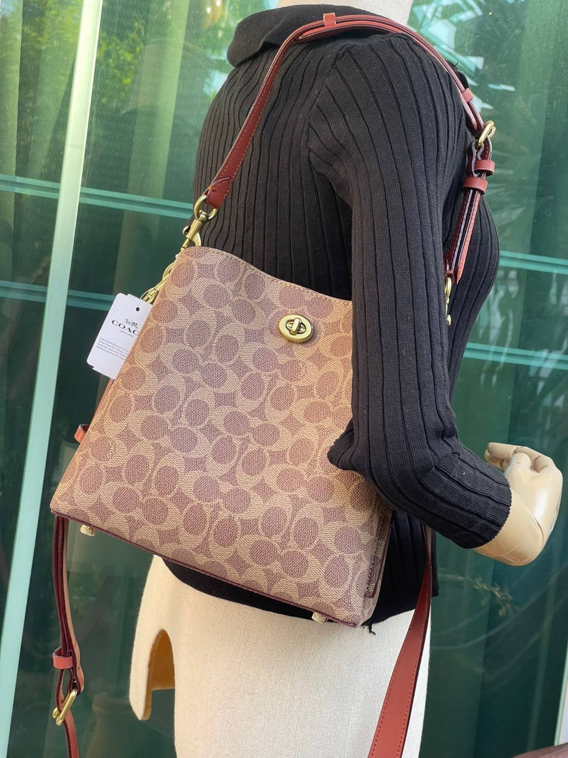 Coach Willow Bucket Bag In Colorblock รุ่นใหม่สุดปัง เป็นกระเป๋าสไตล์ใช้ได้ทุกวัน จุของได้เยอะและน้ำหนักเบา ไซส์กลางใช้หนังลายกรวด มีช่องใส่ของ 2 ช่องและมี 1 ช่องซิปตรงกลางไว้สำหรับใส่ของสำคัญ เปิดปิดแบบ turnlock ถือคล้องแขนหรือสะพายไหล่หรือสะพายข