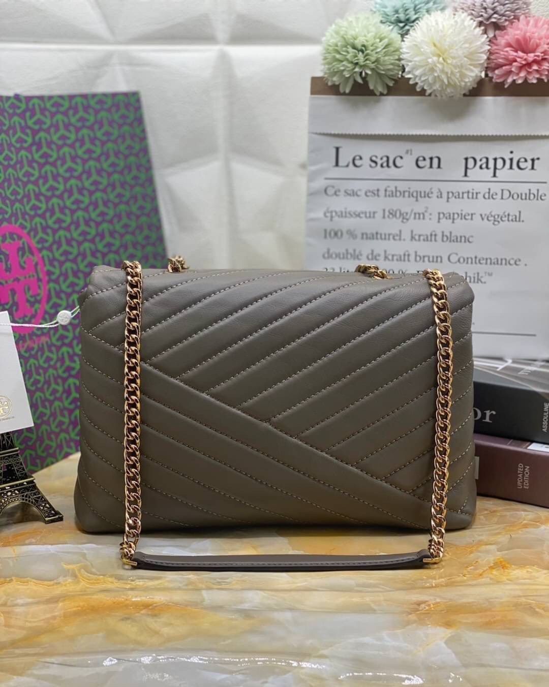 Large : Tory Burch Kira Chevron Quilted Convertible Leather Crossbody Bag เป็นกระเป๋าที่ใช้ในการออกงานสำคัญหรือวันที่มีปาร์ตี้สังสรรค์ คุณควรเลือกใช้กระเป๋าที่มีดีไซน์สะดุดตา เพราะจะช่วยยกระดับและเพิ่มเสน่ห์ให้กับตัวคุณเองมากยิ่งขึ้น หากเป็นงานทางการ เช่น