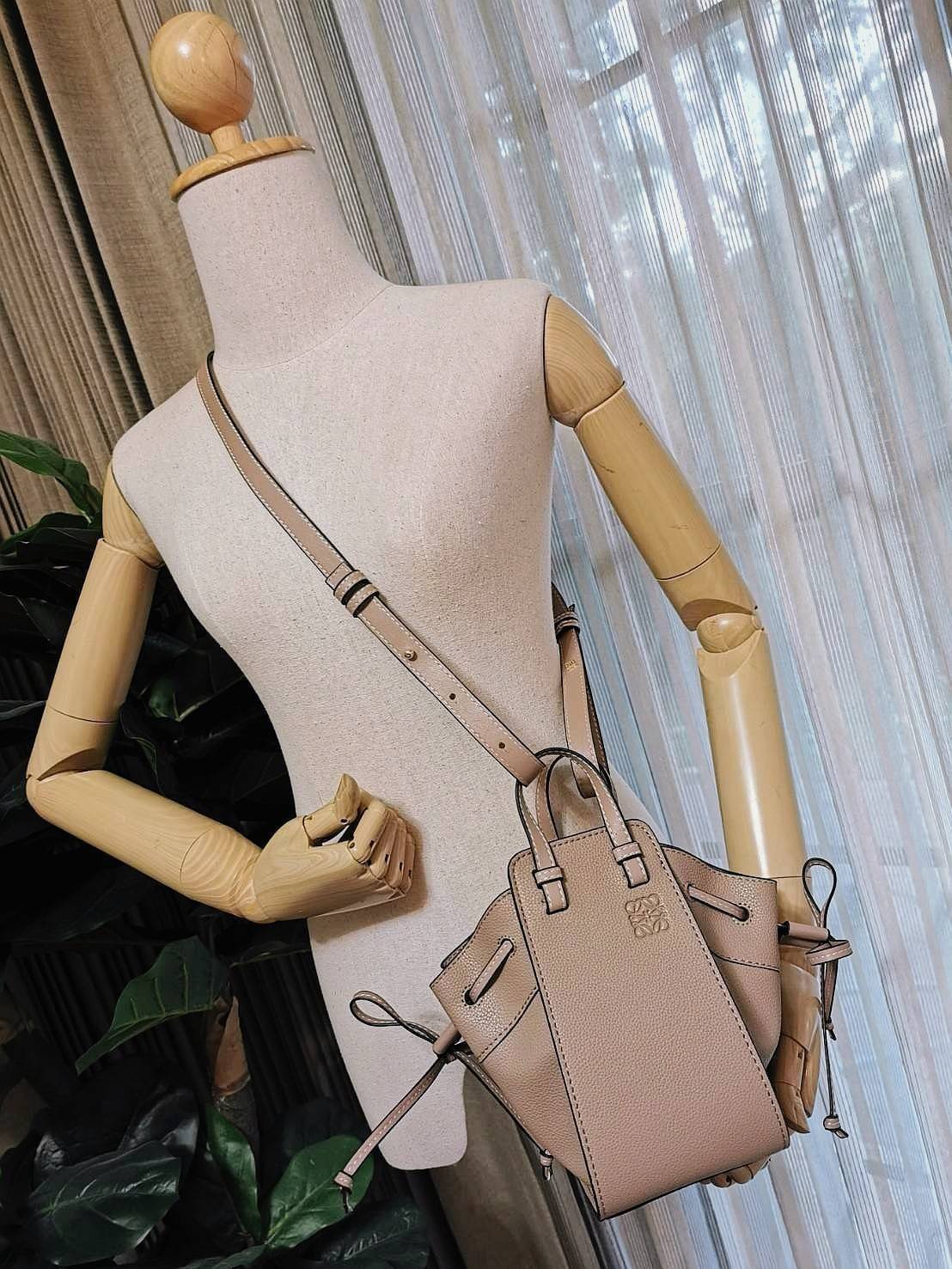 LOEWE HANDLE & SHOULDER BAG GIFT WITH PURCHASE (GWP) กระเป๋าถือหรือสะพายหนังแท้พรีเมี่ยมกิ๊ฟ Limited จาก LOEWE PERFUME DUTYFREE รุ่น Rare items สุดๆวัสดุหนังแท้ Calfskin หนังสวยดีไซน์คงเอกลักษณ์แบรนด์ สามารถปรับใช้ได้หลายทรงด้านข้างมีหูรูดปรับขยายทรงได้ภา