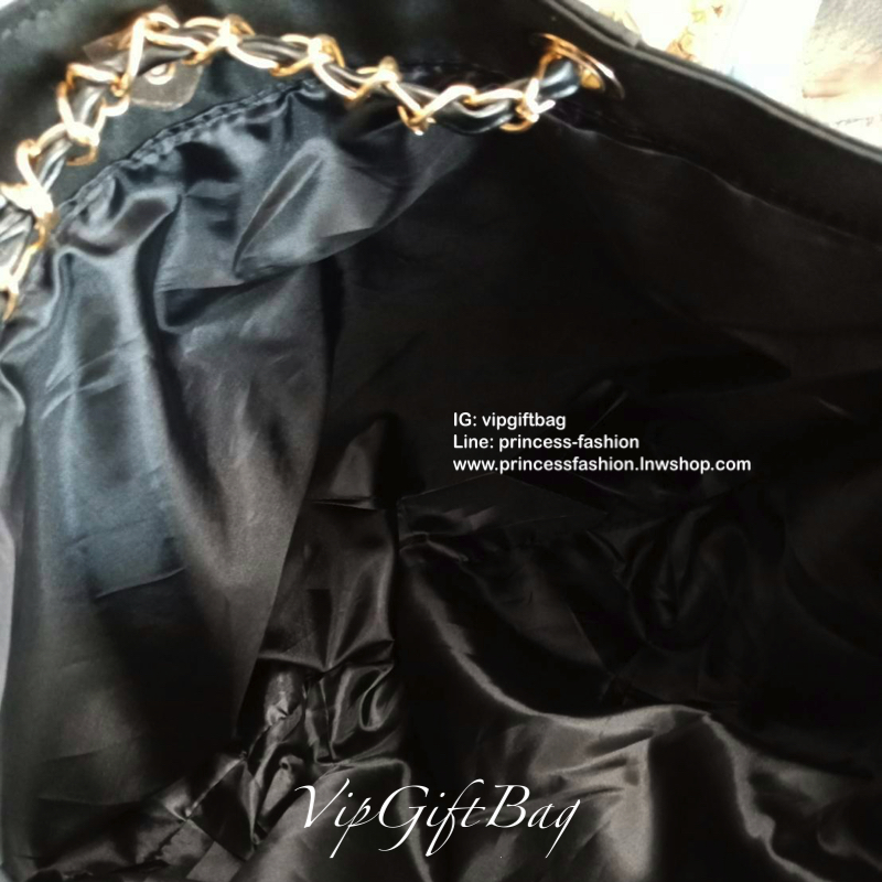 Chanel Satin Tote With Chain ♡♡ กระเป๋าสะพายทรง Shopping Bag งาน VIP GIFT ของแท้ 100% นำเข้าจาก Chanel Perfume Counter ใบใหญ่วัสดุ SATIN **อะไหล่ทอง ประดับคริสตัลสีดำโลโก้ CC สุดคลาสสิคหน้าหลัง ซับใน Polyester 100% เปิดปิดด้วยกระดุมแม่เหล็ก 