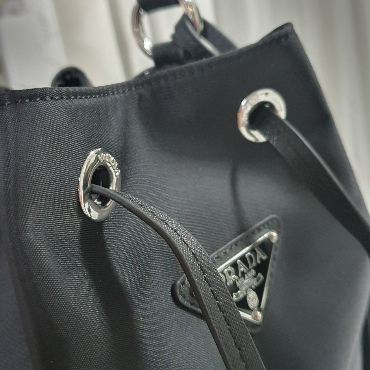 สินค้าใหม่!! NEW ARRIVIAL **ทรงขนมจีบไซส์ใหญ่ 🐰 งานพรีเมี่ยมกิ้ฟ จากเคาเตอร์ต่างประเทศ จากแบรนด์ PRADA วัสดุ NYLON สลับหนัง SAFFIANO ดีไซน์สวยหรูมากค่า เนื้อหนาซับในอย่างดี อะไหล่เงินทั้งใบ จุดเด่นคือ กระเป๋าสามารถ จุของได้เยอะมาก ด้านในมีช่องใส่ข