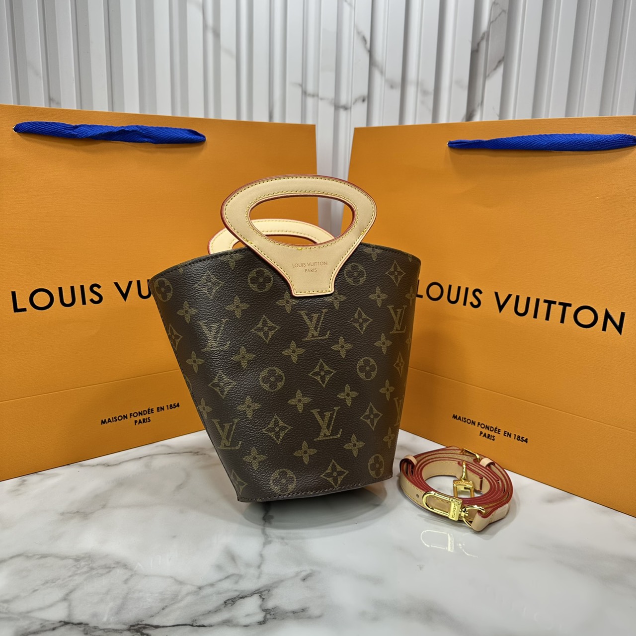 ORI หนังแท้ | LV Rivage BB Spring-Summer 2025 / LV Bucket Bag ใหม่ล่าสุด กระเป๋าสะพายทรงบัคเก็ต จัดเต็มาสุดปัง ทรงสวยทรงใหม่โดดเด่นด้วยหูจับในตัวที่ออกแบบใหม่ได้เก๋ลัคชูมาก