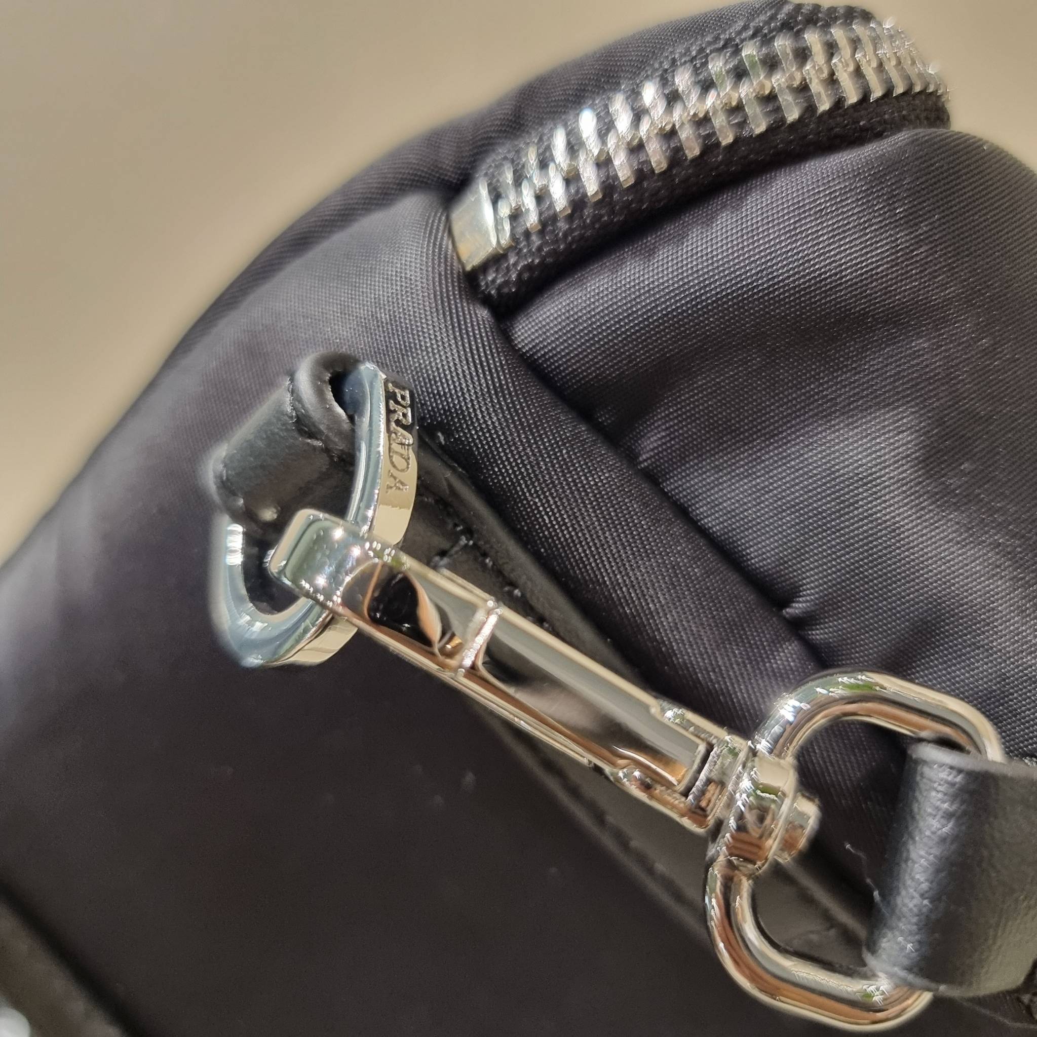 PRADA RE-NYLON AND LEATHER SHOULDER BAG ถึงเวลาของหนุ่มกันแล้ว!! ไอเท็ม best seller ที่เตรียมขึ้นแท่นรุ่นหายาก เท่ คูล ดูดี ไม่เกร่อ กระเป๋าสะพายข้าง รูปทรงเรขาคณิต ดีไซน์เรียบง่าย แต่มีความหรูในตัว วัสดุผ้าไนล่อนคุณภาพ พร้อมใบลูก ไว้ใส่เหรียญ ใส่กุญแจได้