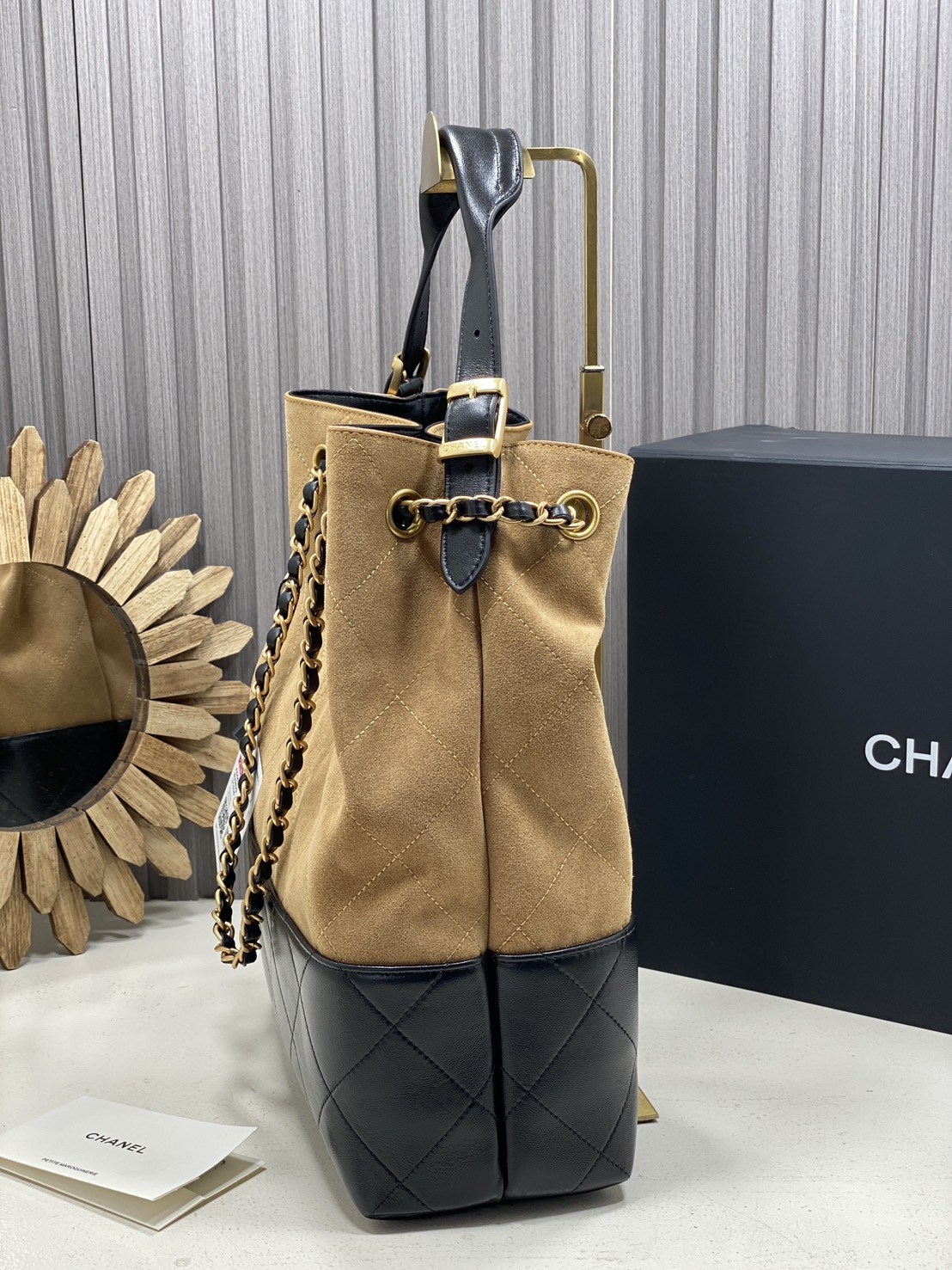 ORI หนังแท้ | CHANEL Shopping Bag 25A Suede Bag กระเป๋าช้อปปิ้งทรงโท้ท ดีไซน์ใหม่ทรงยาว หนังกลับสีทูโทน ในคอล Métiers D'art 2024/25 ดีไซน์ใหม่หนังกำมะหยี่โทนน้ำตาล ใช้งานง่าย สวยหรูดูแพง