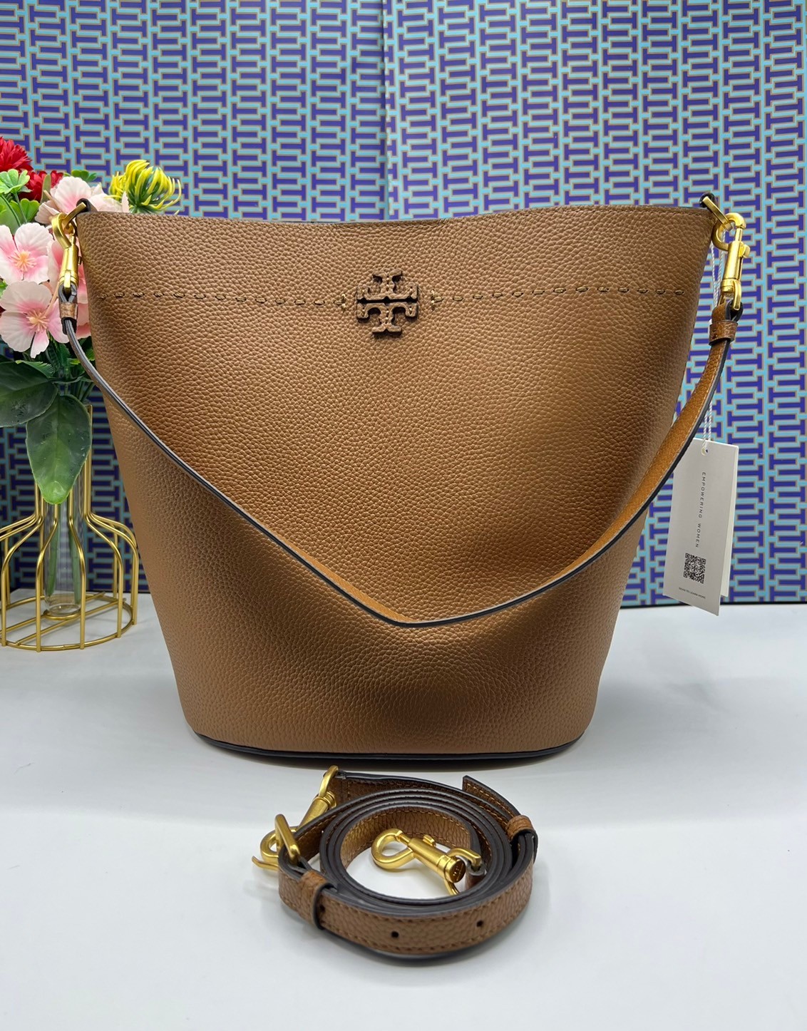 Tory Burch McGraw Bucket bag / Tory Burch Mcgraw Double T Logo Plaque Bucket Bag พร้อมส่ง 4 สี กระเป๋าสะพายหรือถือคล้องแขนทรงถัง จุของได้เยอะใบนี้ตอบโจทย์ได้ดีมาก โทนสีเรียบง่าย แฝงไปด้วยความดูดี สุขุมและเป็นผู้ใหญ่