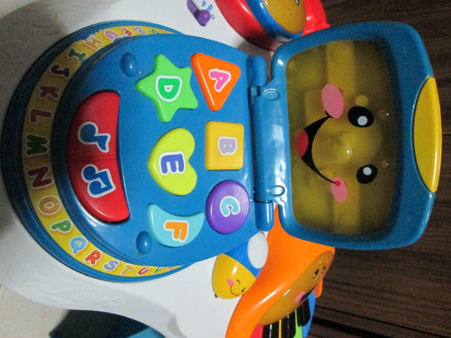 Fisher-Price Laugh & Learn Fun with Friends Musical Table (โต๊ะกิจกรรม) ของเล่นมือสอง