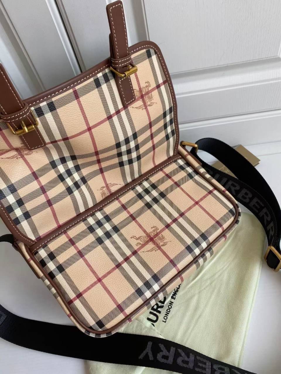 BURBERRY MESSENGER VINTAGE BAG VIP GIFT WITH PURCHASE (GWP) พรีเมี่ยมกิ๊ฟ Limited Edition จาก BURBERRY วัสดุหนังทั้งใบลายวินเทจ ตกแต่งคาดเข็มขัดด้านหน้า เปิดปิดด้วยกระดุมแม่เหล็ก ภายในมีช่องใส่ของโล่งกว้าง สามารถใส่มือถือ ipad mini ของจุกจิกได้ อะไหล่แบรน