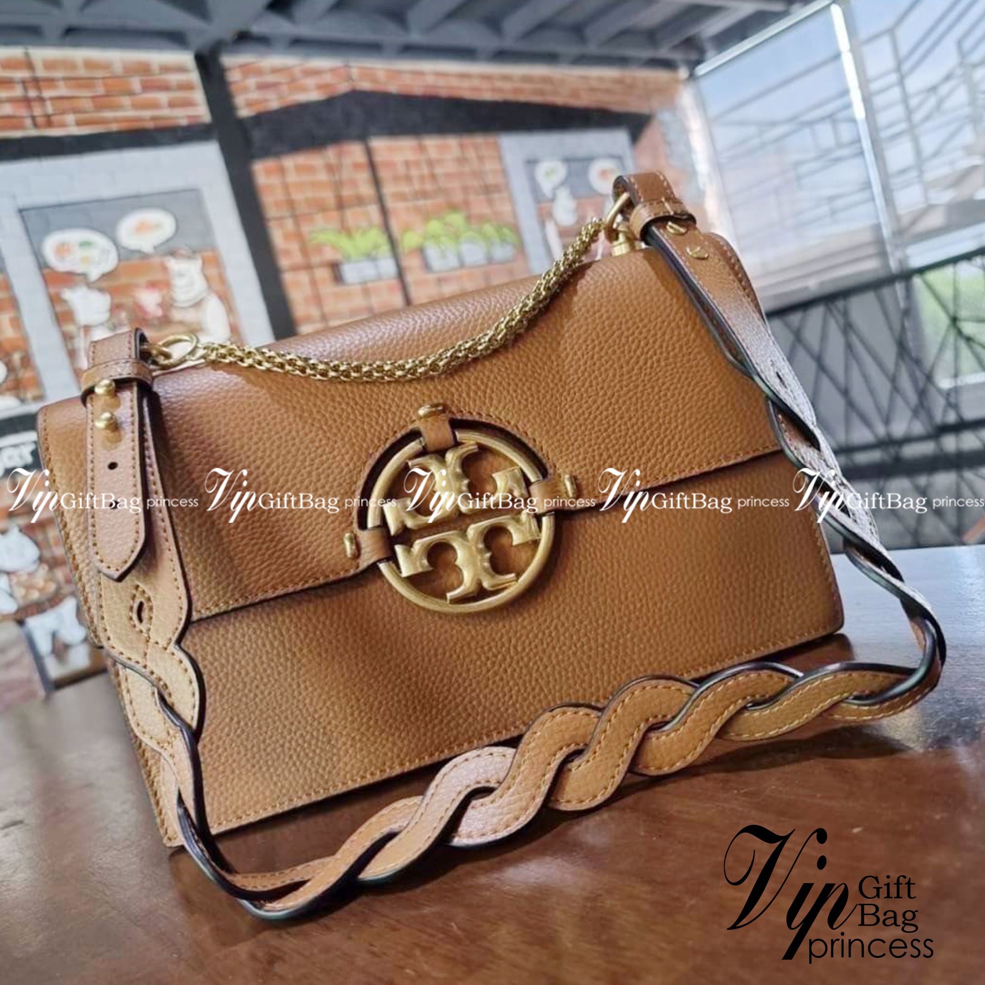 TORY BURCH MILLER SHOULDER BAG รุ่นยอดนิยม รุ่นหายาก รุ่นที่สาวๆตามหา ใบนี้เลย!! สวยหรู ผู้ดีทุกสี กระเป๋าสะพายไหล่ ดีไซน์อยู่ทรง คลาสสิคแฝงความหรูด้วยโลโก้สีทองอร่ามโดดเด่น