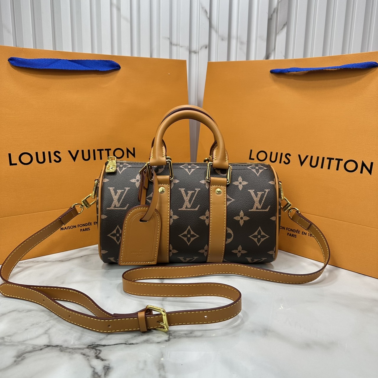 LV Keepall Bandoulière 25 Bag Monogram Canvas กระเป๋าสะพายทรงหมอนวินเทจสุดคลาสสิค ดีเทลเป็นเอกลักษณ์ เรียบหรู