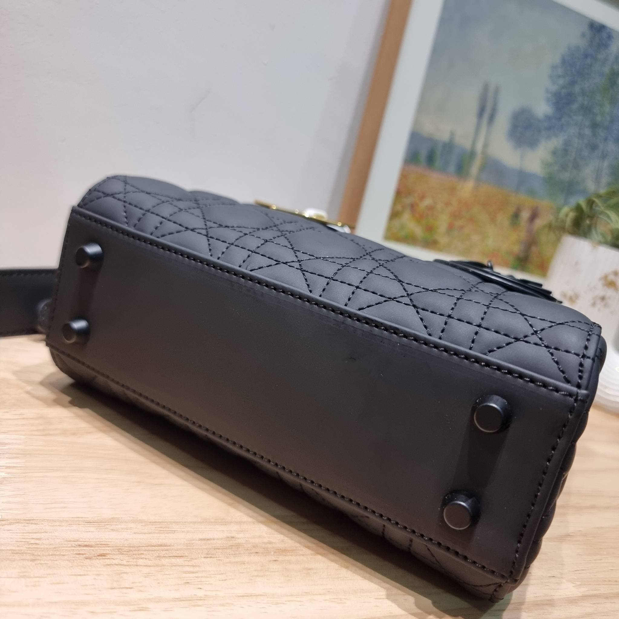 SMALL LADY DIOR MY ABCDIOR BAG Ultramatte Cannage Calfskin / CD LADY ULTRAMATTE BAG พร้อมส่ง กระเป๋าสะพายข้าง ดีไซน์เรียบง่าย แต่แฝงไปด้วยความหรูหรา ทรงกล่องคลาสสิค โดดเด่นด้วยพวงกุญแจอะไหล่สีเดียวกับตัวกระเป๋า ผิวแมทท์ ลายเส้นซ้อนทับสวยงาม