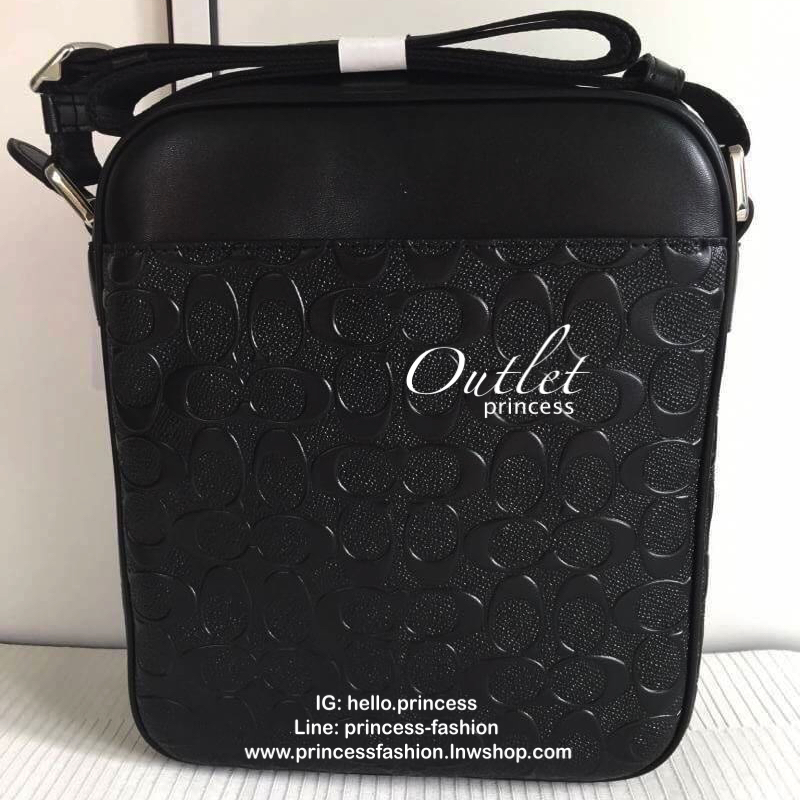 Coach Charcoal bag กระเป๋าสะพาย Coach ผู้ชาย ลาย c นูน ทรงสี่เหลี่ยมผืนผ้า สามารถใส่ iPad ได้ ภายในกว้าง มีช่องเล็กๆหลายช่องพร้อมมีช่องซิปเล็ก 1 ช่อง กระเป๋าทรงรูปตั้งได้ มีสายสะพายยาว crossbody ได้ สายสามารถปรับระดับได้ สะพายไปทำงานหรือเที่ยวได้ทุกโอกาส