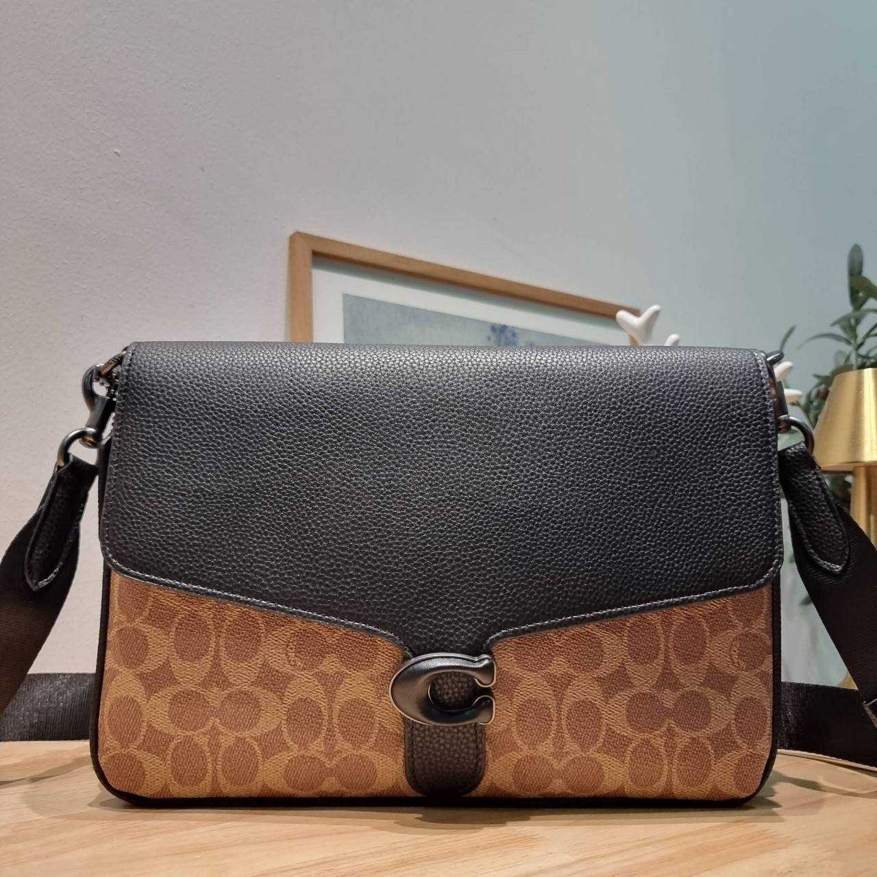 COACH Soft Tabby Messenger In Signature Canvas C8430 CH769 ไอเท็มที่หนุ่มๆต้องไม่พลาด กระเป๋าทรงแมสเซนเจอร์ใบใหญ่กำลังพอดี พร้อมด้วยสายสะพาย 2 เส้น