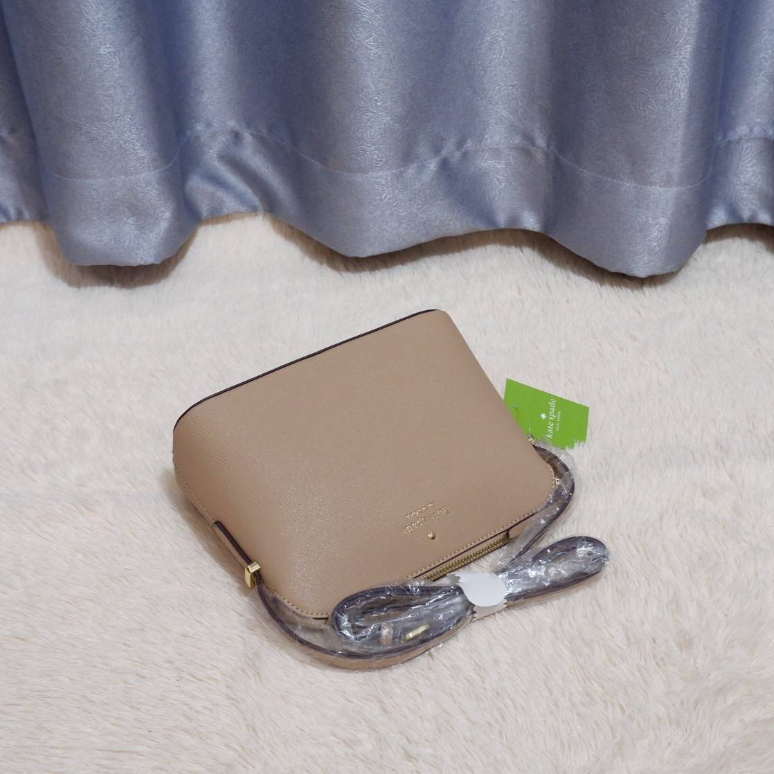 KATE SPADE CEDAR STREET MANDY แบรนด์ดังจากอเมริกาสุดฮิต กระเป๋าขนาดน่ารัก สะพายข้าง หนัง saffiano ภายในลายสวยเก๋สีทองเรียบหรู ทรงแข็งอยู่ทรง MUST HAVE!!