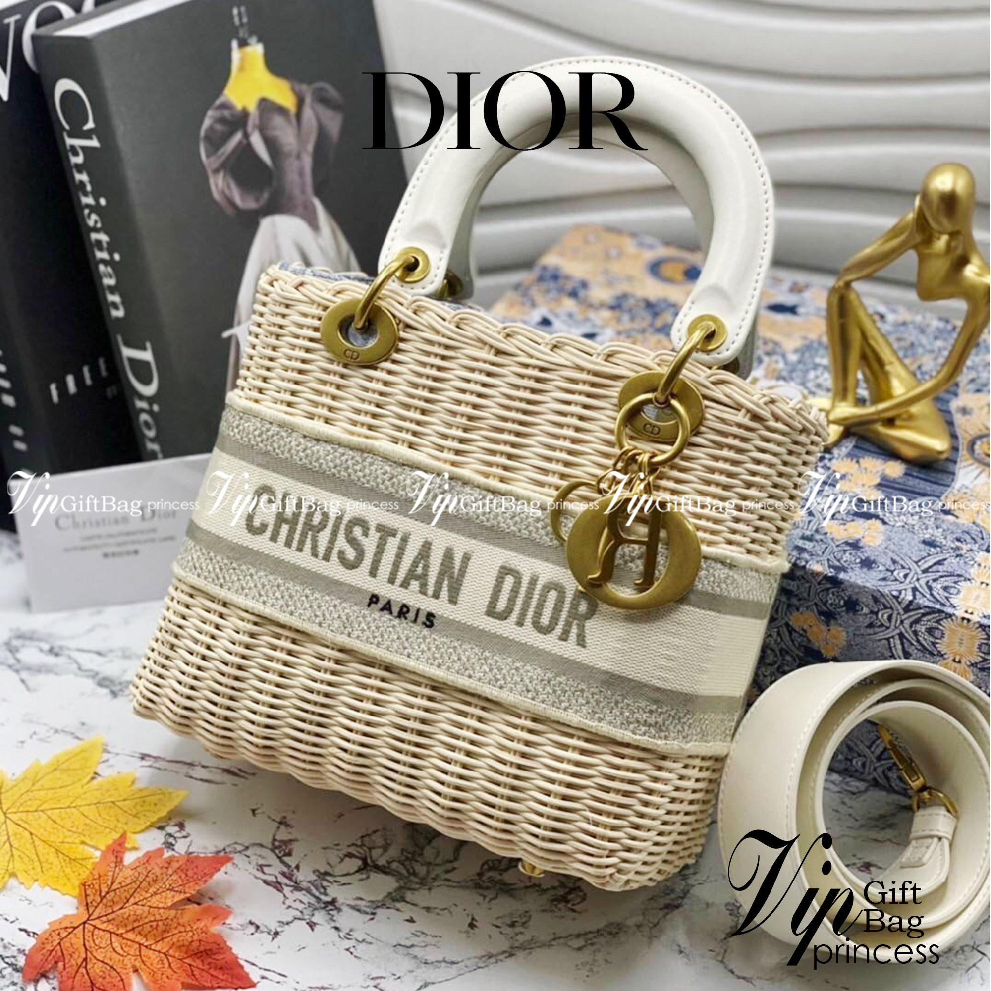 Medium Lady Dior Bag Natural Wicker and Dior Oblique Jacquard [Blue/Latte] เสน่ห์ที่สง่างาม พร้อมส่งที่ไทย ภาพสินค้าถ่ายจากงานขายจริง ใช้งานต่างประเทศได้ค่ะ