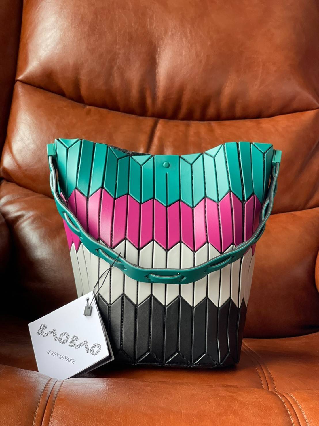 Large : Baobao Issey Miyake Large Bucket กระเป๋าบัคเก็ตขนาดใหญ่สามารถใช้ใส่ร่มพับได้หรือขวดน้ำขนาดเล็กได้ ซีรีย์ใหม่นี้มีจุดเด่นที่แผ่นรูปทรงสี่เหลี่ยมด้านขนานในแนวตั้ง เกิดเป็นรูปทรงสามมิติซึ่งแตกต่างไปจากรูปทรงที่เกิดขึ้นจากแผ่นสามเหลี่ยม หูหิ้วสามารถขย