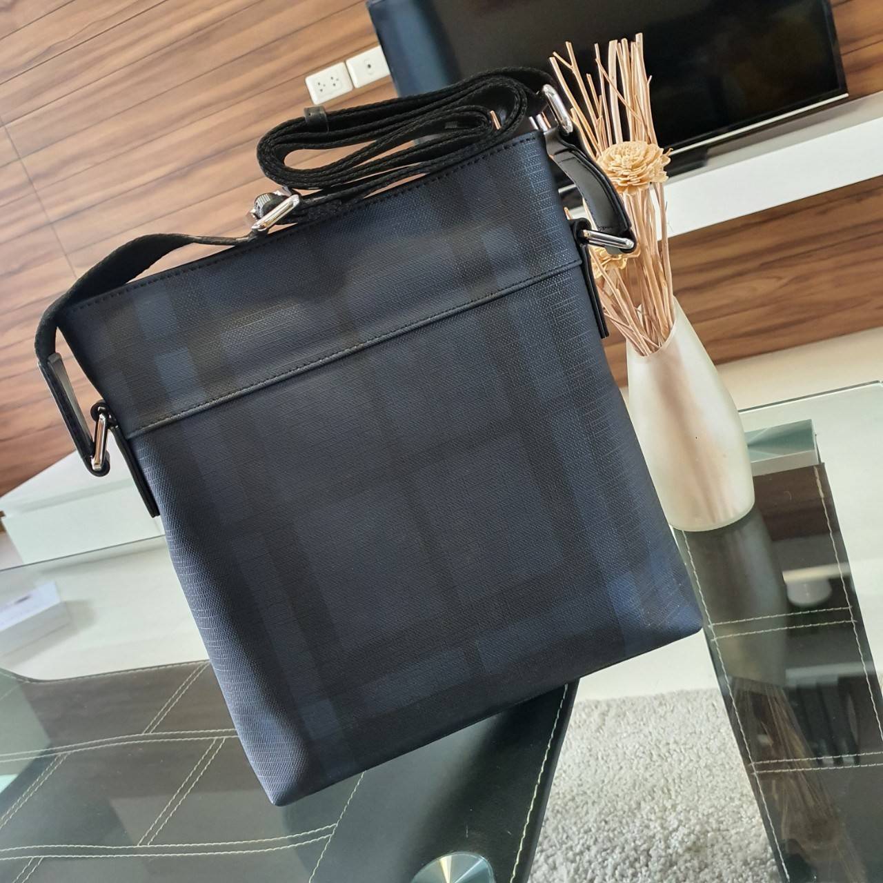 พร้อมเป็นของขวัญ มอบให้คุณผู้ชายแล้วค่ะ สำหรับ BURBERRY CROSSBODY VINTAGE BAG VIP GIFT WITH PURCHASE (GWP) พรีเมี่ยมกิ๊ฟ Limited Edition จากBURBERRY วัสดุหนังโทนสีสุภาพ คลาสสิก ตกแต่งด้วยซิปสะดวกใช้ด้านหน้า ช่องหลักเปิดปิดด้วยซิปยาวด้านบน พร้อมช่องซิปอีกห