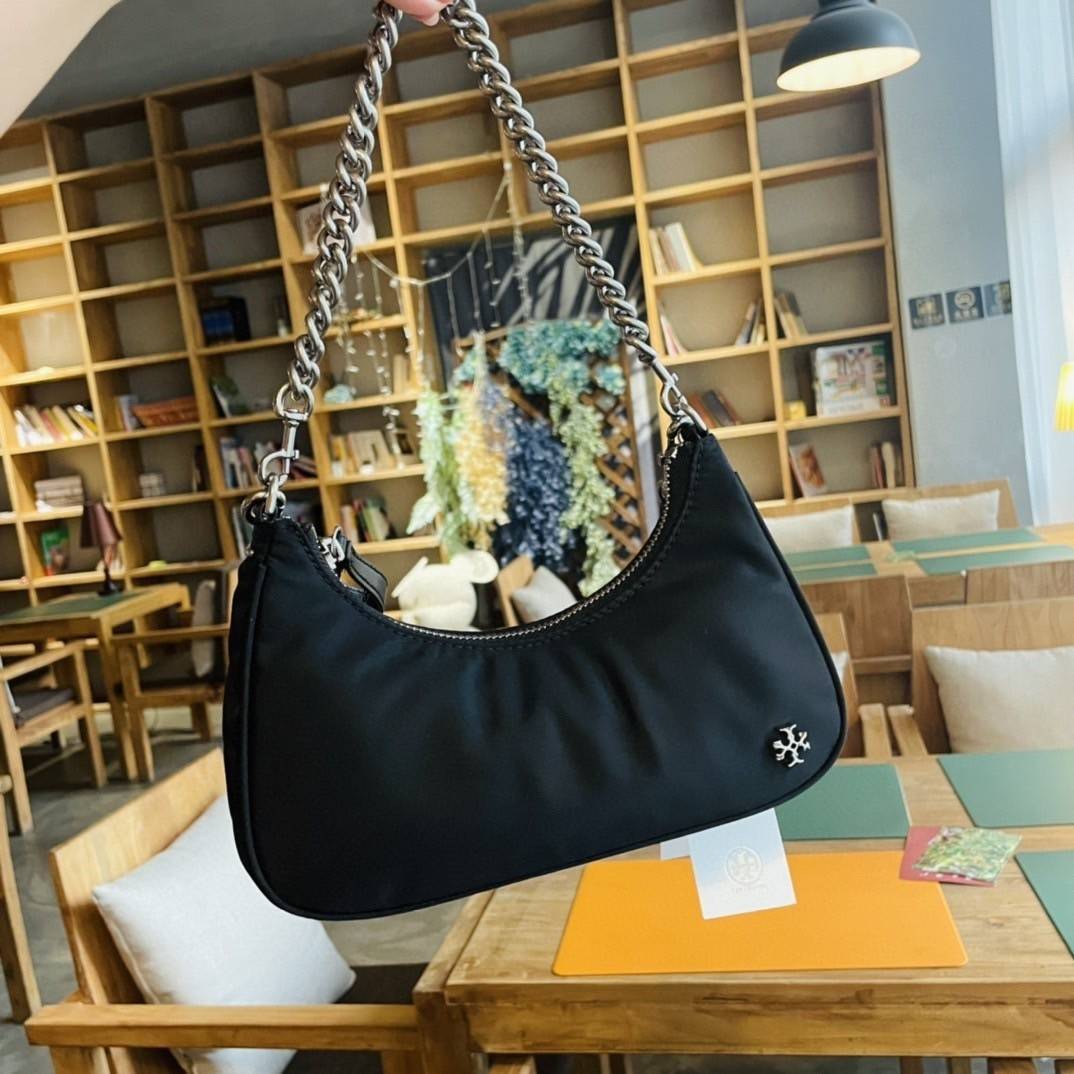 TORY BURCH handbag / TORY BURCH shoulder bag พร้อมส่งที่ไทย Tory Burch 151 Mercer Small Crescent Bag กระเป๋าถือหรือสะพายไหล่ วัสดุNylon อะไหล่เงิน น้ำหนักเบา พกพาสะดวก ใส่โทรศัพท์ iIphone+ ได้ ด้านในโล่งมีช่องเล็กใส่บัตร 2 ช่อง มาพร้อมสายสั้น สายหนัง+สายโ