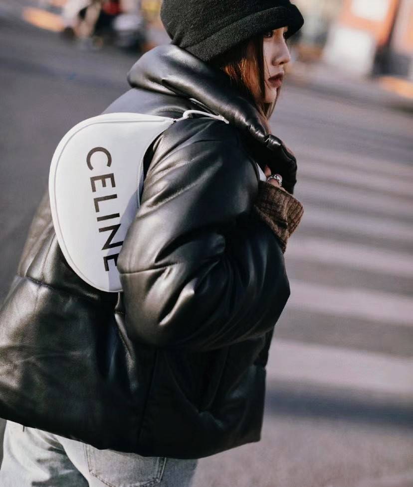 CELINE SHOULDER BAG VIP GIFT WITH PURCHASE (GWP) พรีเมี่ยมกิ๊ฟ Limited Edition จาก CELINE HAUTEPARFUME DUTYFREE COUNTER ดีไซน์ยอดนิยมหนังนิ่มสวยอยู่ทรงเปิดปิดด้วยซิปอะไหล่เงิน ภายในโล่งกว้างมีช่องเล็กสามารถใส่มือถือกระเป๋าสตางค์ใบยาวของใช้ได้จุ หูหิ้วหนัง