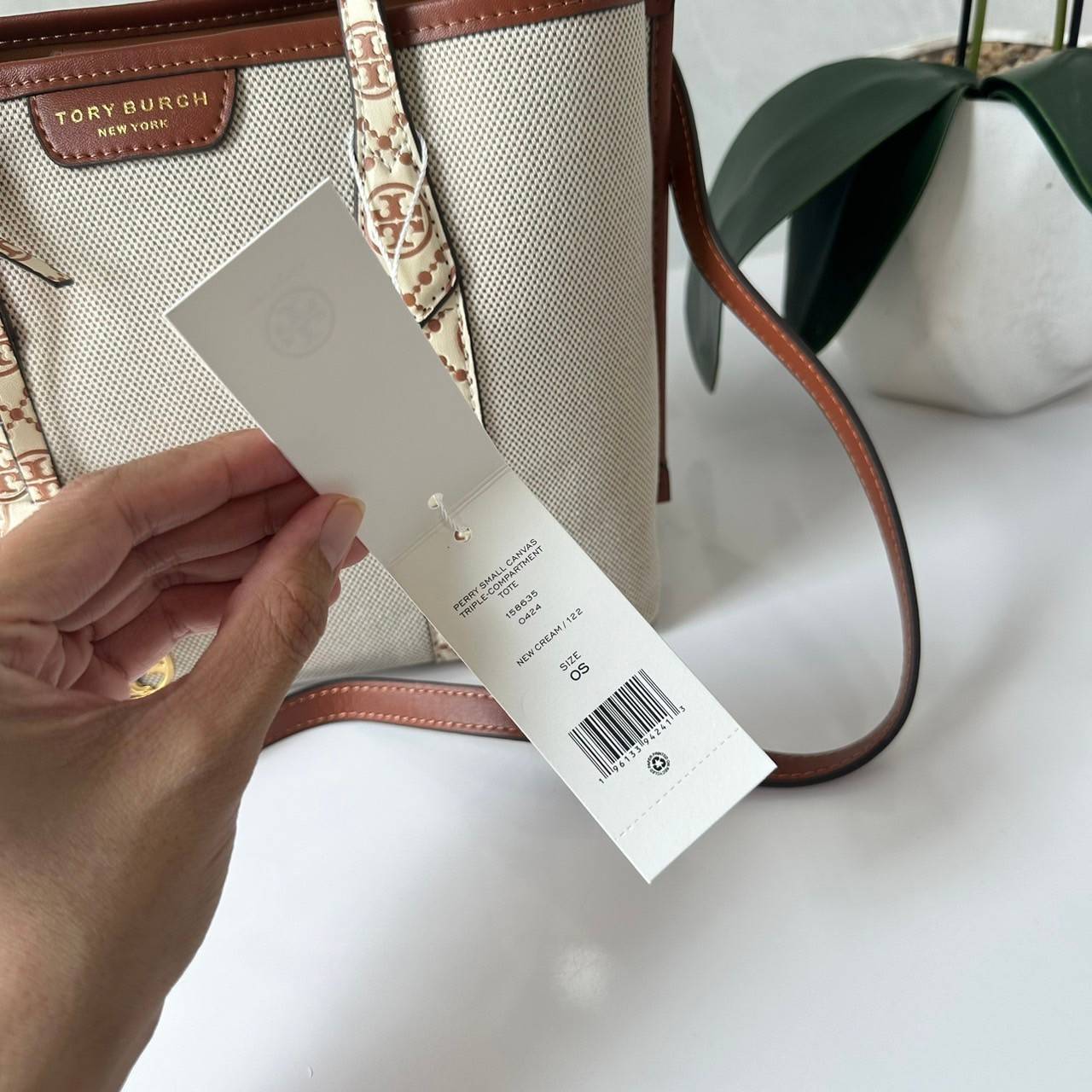 TORY BURCH small Perry canvas tote bag กระเป๋าคล้องแขนและสะพายไหล่ทรงโท้ท คอลเลคชั่นใหม่ล่าสุด สวยหรูลุคคุณนาย