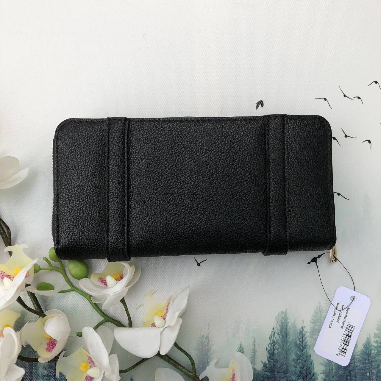 Guess long wallet กระเป๋าสตางค์ใบยาวซิปรอบ วัสดุ pu. เนื้อนุ่ม ภายในมีช่องใส่บัตร ธนบัตร และช่องซิปใส่เหรียญค่ะ