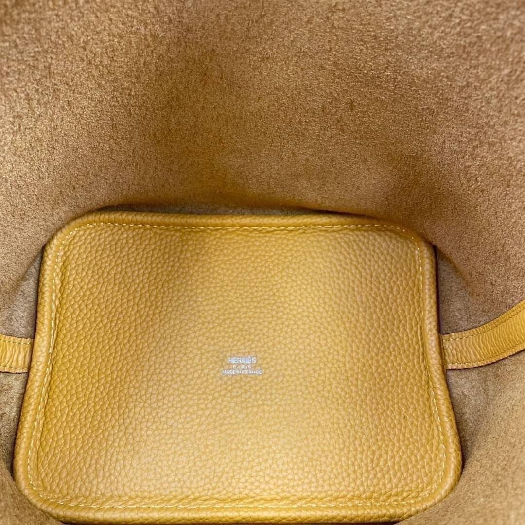 หนังแท้ Hermes Picotin Lock 18 bag กระเป๋าถือแบรนด์หรูระดับโลก งานเกรดออรินอล หนังแท้ทั้งใบ หนังมีลายทอริลลอนคล้ายของจริง มาพร้อมตัวล็อคเคลลี่ Kelly lock รูปทรงเรียบแต่หรู ใช้งานได้ทุกโอกาส ถือง่าย ใช้งานง่าย ภายในโล่งกว้าง ภาพสินค้าถ่ายจากงานขายจริง ใช้ง