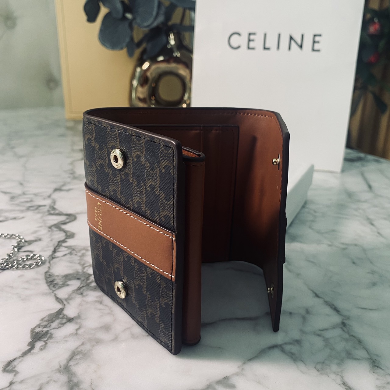 CELINE TRIFOLD WALLET กระเป๋าสตางค์ 3 พับ พร้อมสายสะพายโซ่ crossbody สะพายไหล่ได้ เริ่ดเว่อร์! ไอเท็มสุดฮอต exclusive ดีไซน์สุดคลาสสิค วินเทจ เรียบง่ายแต่หรูหรา