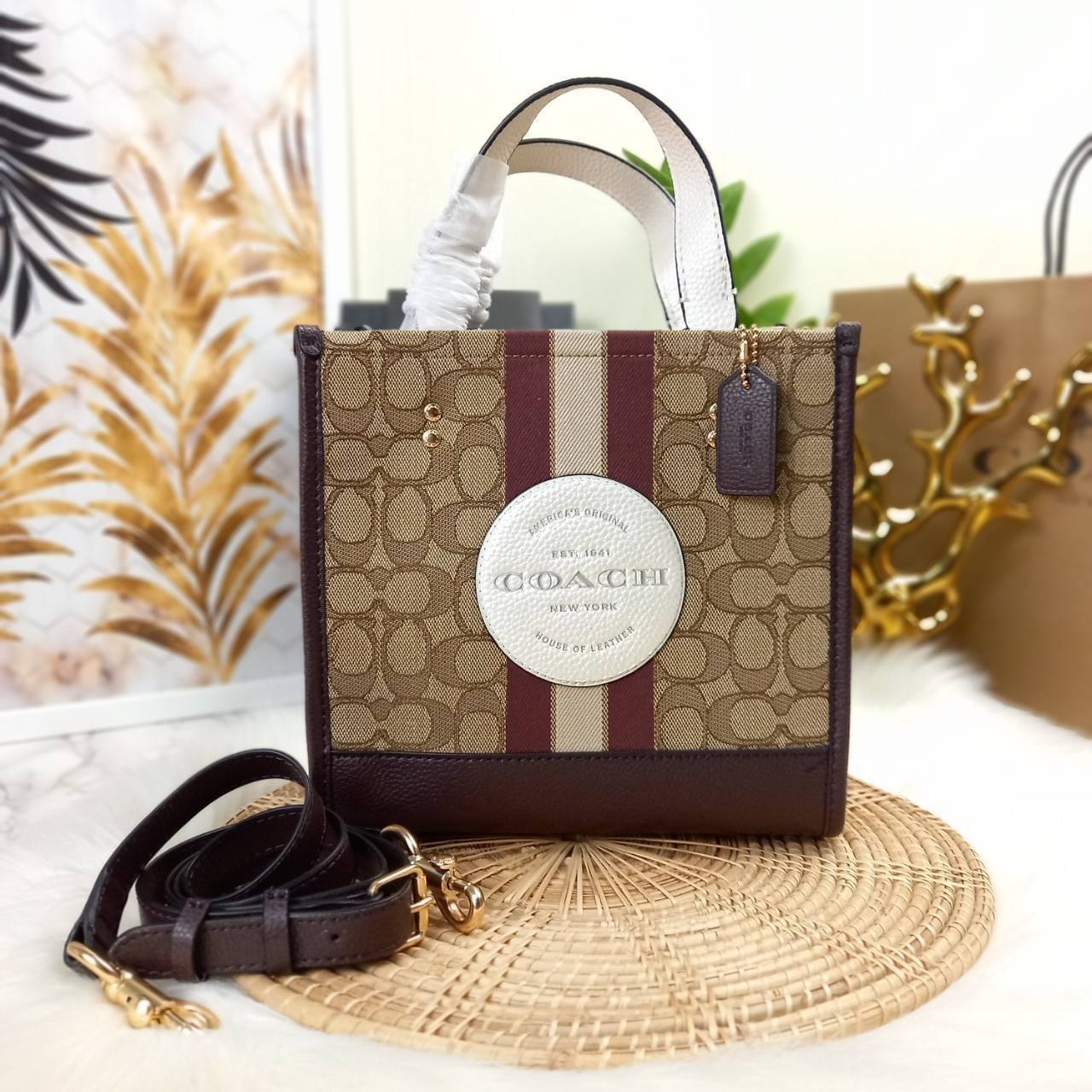 OUTLET 】COACH DEMPSEY TOTE 22 IN SIGNATURE JACQUARD WITH STRIPE AND COACH PATCH (C8406) สีใหม่ น่าใช้อีกแล้ววว 🌺กระเป๋าTOTE ทรงฮิตขนาดกำลังดี มีสายสะพายยาว ถอดได้ ปรับระดับได้ //ลุคไหนๆจัดว่าเกิดทุกงาน //วัสดุ Jacquard ทอลาย signature คาดแถบสีด้าน