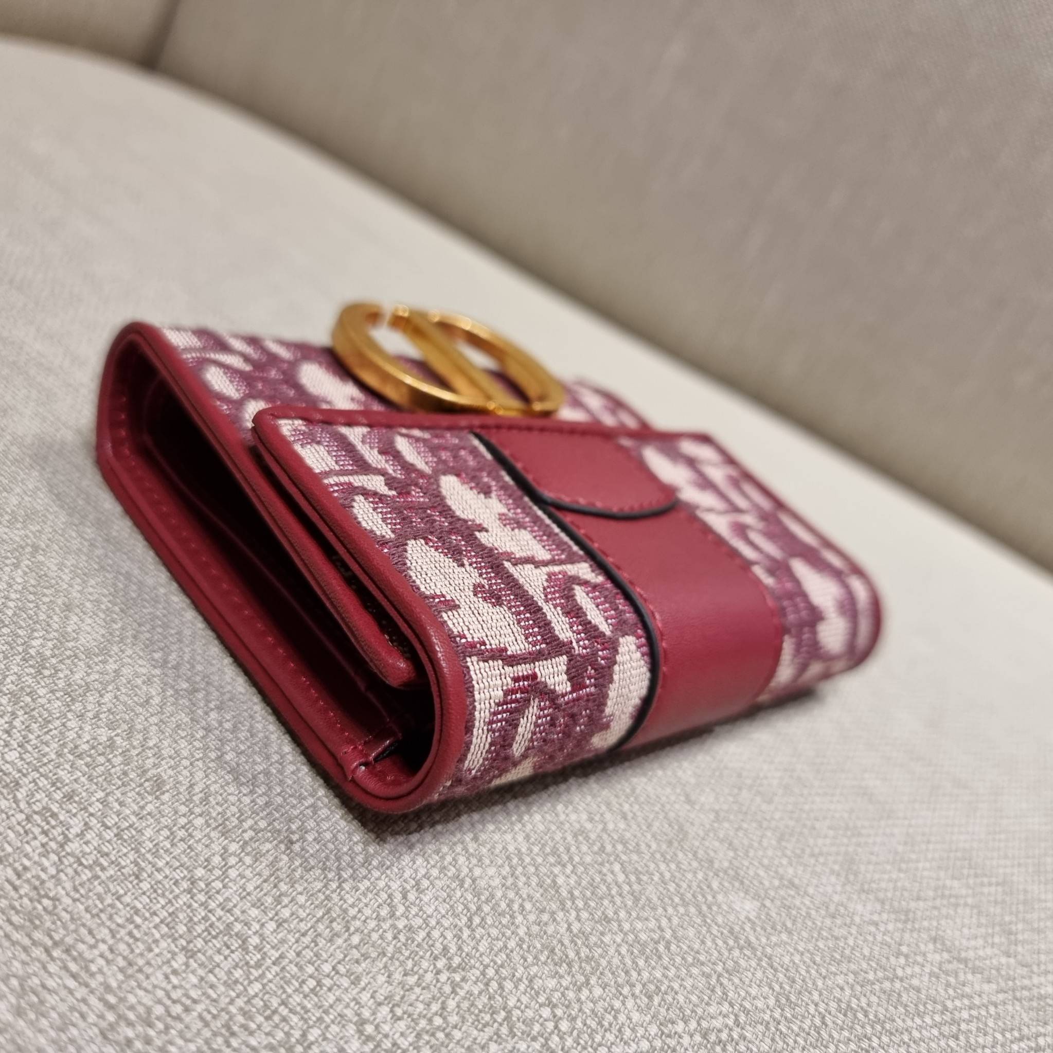 VIP 】CD TRIFOLD WALLET WITH GWP ที่สุดของความคลาสสิค กระเป๋าสตางค์ใบสั้นแบบพับ พรีเมี่ยมกิ๊ฟจากเคาน์เตอร์ วัสดุผ้าแคนวาสปักลาย สลับหนังแท้ภายใน โลโก้สีทองเหลือง สวยวินเทจ โดดเด่นเป็นเอกลักษณ์ ภายในมีช่องใส่บัตร ใส่ธนบัตร ใส่เหรียญได้ คัดมาให้แบบปังๆ ต้องจ