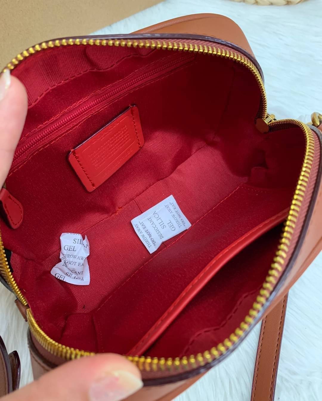 COACH Coated Canvas Signature Camera Bag 16 | Tan Rust (1025) เคลียร์สต๊อคมีไม่มากนะคะ! พร้อมส่งค่ะ! กระเป๋าทรงกล่อง pvc หนังนิ่มค่ะ เปิดปิดกระเป๋าแบบซิป ภายในสามารถใส่มือถือได้ทุกรุ่น;กระเป๋าเงินใบกลางได้;ของอื่นๆได้จุค่ะ;มีช่องซิปและช่องเล็กให้ใส่ของจุก
