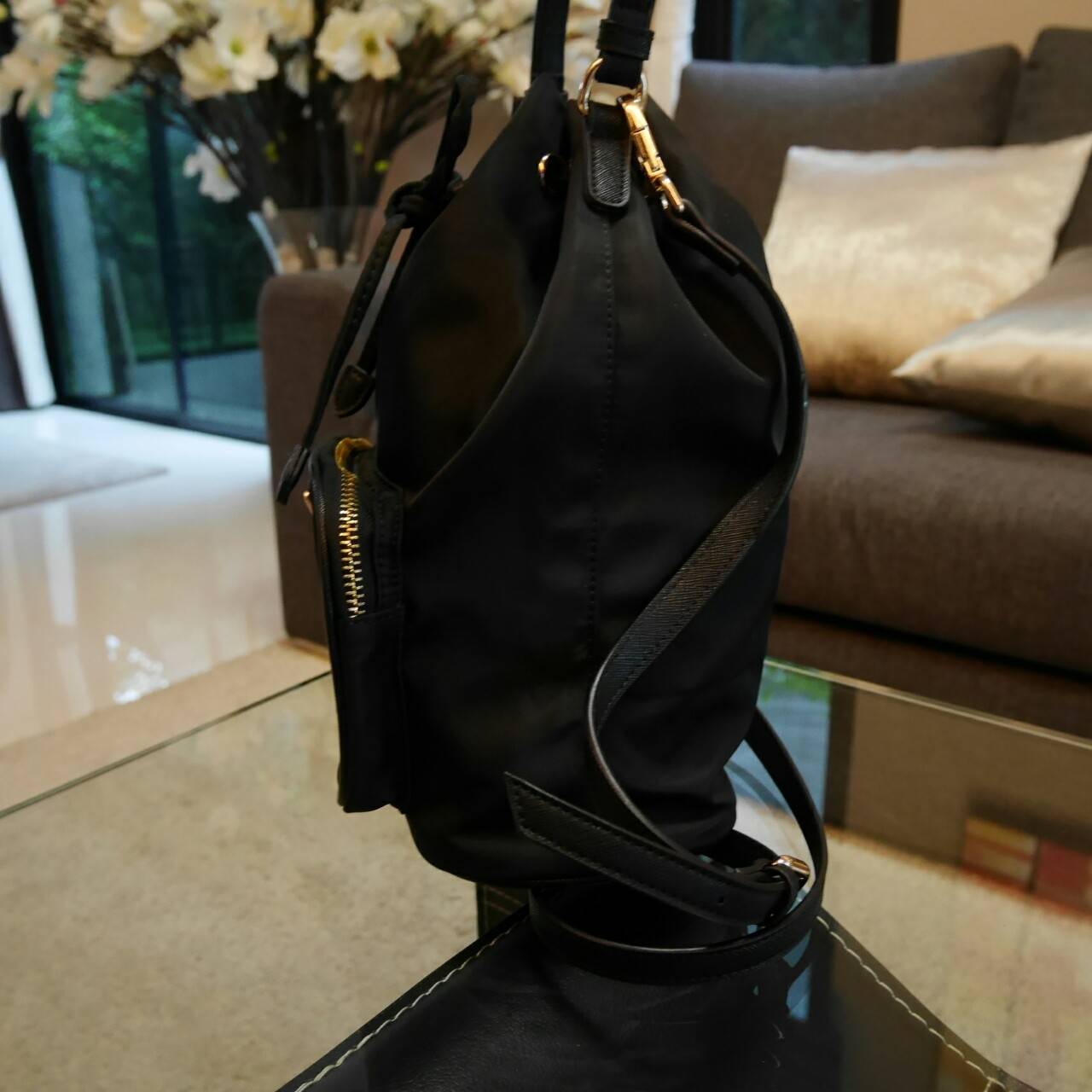 ใครๆก็หลงรัก **ทรงขนมจีบ 🐰 งานพรีเมี่ยมกิ้ฟ จากเคาเตอร์ต่างประเทศ จากแบรนด์ PRADA ค่า เป็นกระเป๋าผ้า nylon silk เนื้อหนาซับในอย่างดี จุดเด่นคือ กระเป๋าสามารถ จุของได้เยอะมาก ด้านในมีช่องซิปพร้อมช่องใส่ของอีกหนึ่งช่อง น้ำหนักเบา ถือแล้วสวยมากๆ จุขอ