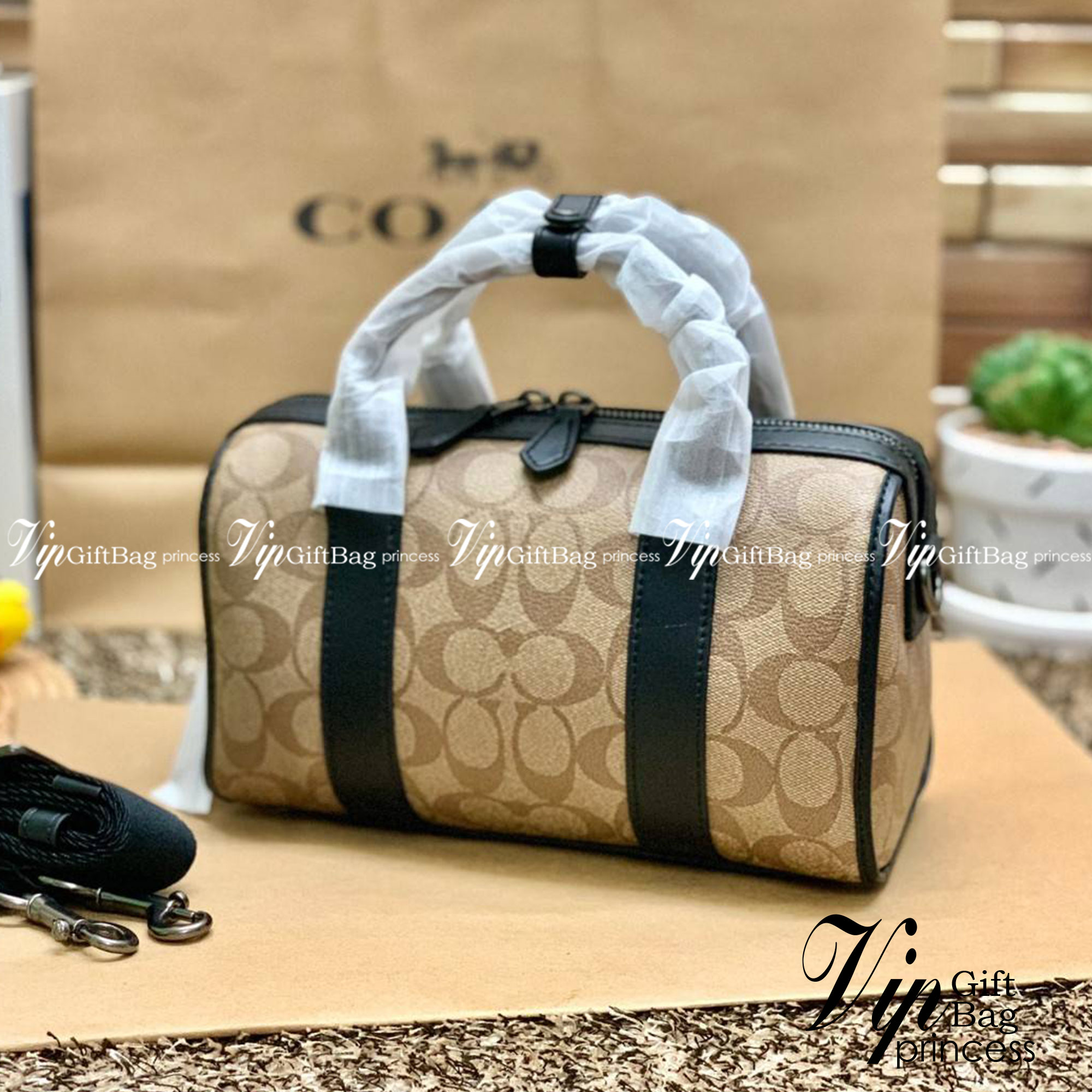 COACH GOTHAM DUFFLE 24 IN SIGNATURE CANVAS CA186 พร้อมส่ง กระเป๋าทรงหมอนรุ่นใหม่บ่าสุดปี 2022 รุ่นนี้สามารถใช้ได้ทั้งชาย//หญิง หนังแท้อย่างดี นิ่มทรงสวย มากๆค่ะ เปิด-ปิดกระเป๋าแบบซิปคู่ด้านบนมีกระดุมรวบหูหิ้วให้ด้วยนะคะ ภายในกระเป๋าสามารถใส่สัมภาระที่จำเป