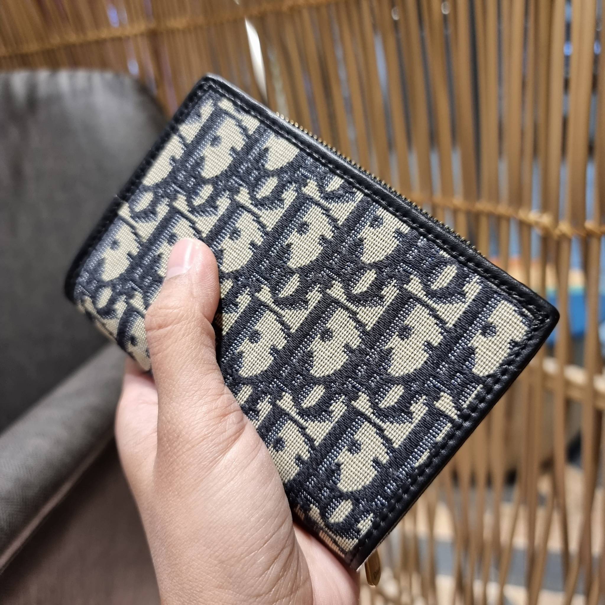 VIP 】CD MULTI WALLET WITH GWP กระเป๋าสตางค์ขนาดเหมาะมือ พรีเมี่ยมกิ๊ฟจากเคาน์เตอร์ ดีไซน์แปลกใหม่ ไม่ซ้ำใคร สลับเปิดได้ 2 ฝั่ง ตรงกลางเป็นช่องซิป วัสดุผ้าแคนวาสปักลาย สลับหนังแท้ภายใน ภายในมีช่องใส่บัตร ใส่ธนบัตรได้ สะดวกใช้มากๆ มาพร้อม box set ในราคาที่ถ