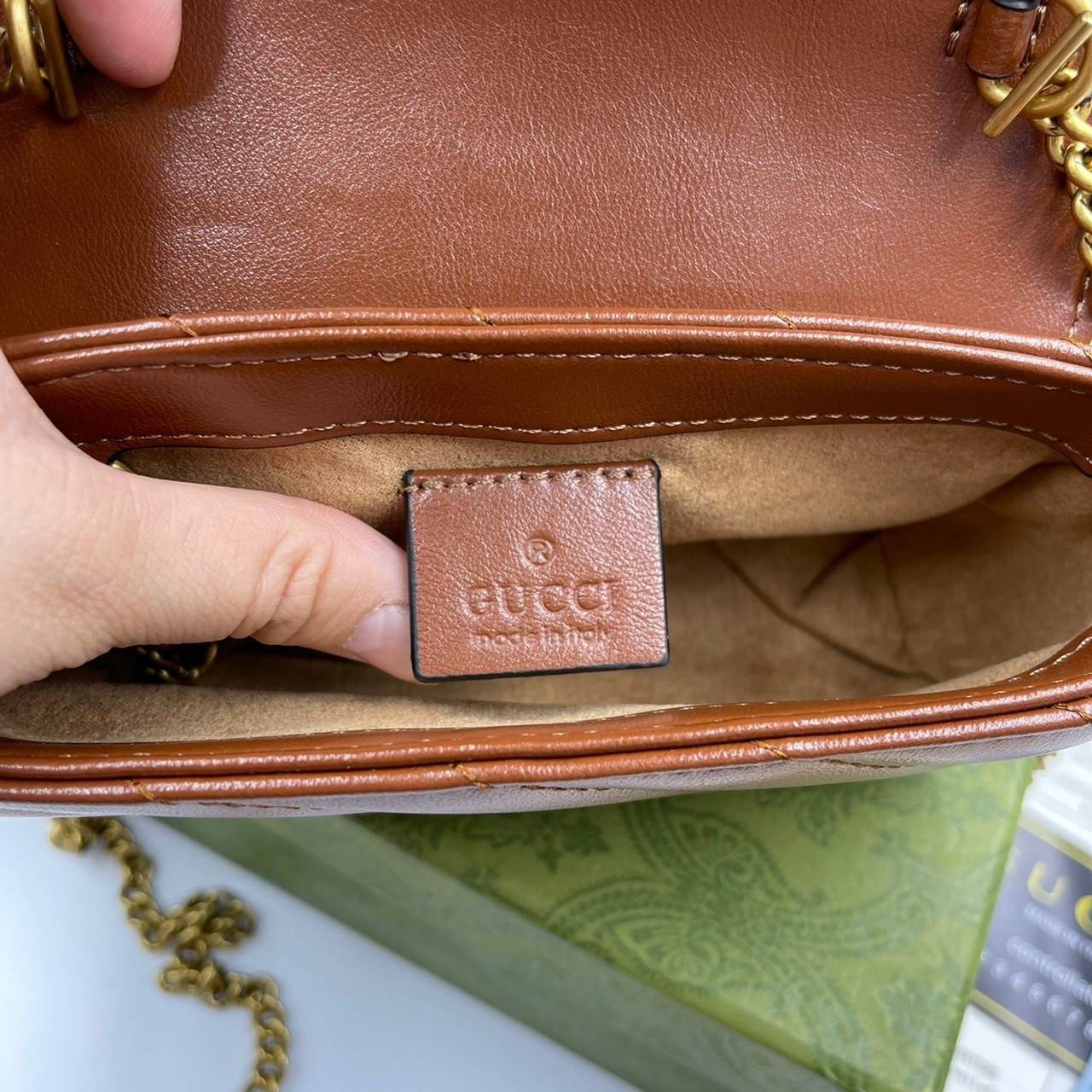 หนังแท้ GUCCI GG Marmont matelasse super mini bag / GG Marmont super mini quilted leather shoulder bag กระเป๋าสะพายข้างใบเล็ก น้องมินิ น่ารั๊กมุ้งมิ้ง วัสดุหนังแท้เชฟรอน สายสะพายแบบโซ่ อะไหล่ทองหรูหรา ด้านหน้าประดับโลโก้แบรนด์หรู ทนทาน แข็งแรง น้ำหนักเบา 