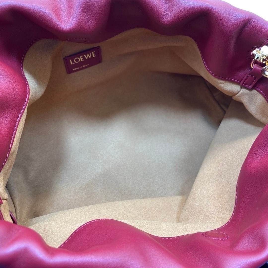 Loewe Medium Flamenco purse in mellow nappa ใหม่ล่าสุด กับแบรนด์หรู กระเป๋าสะพายงานหนังเต็ม หนังแท้สวยมาก ให้สัมผัสนุ่มสบายผิว มาพร้อมสายสะพายร้อยห่วงสีทองหรูหรา ตัดกับสีกระเป๋าสวยงามได้อย่างลงตัว