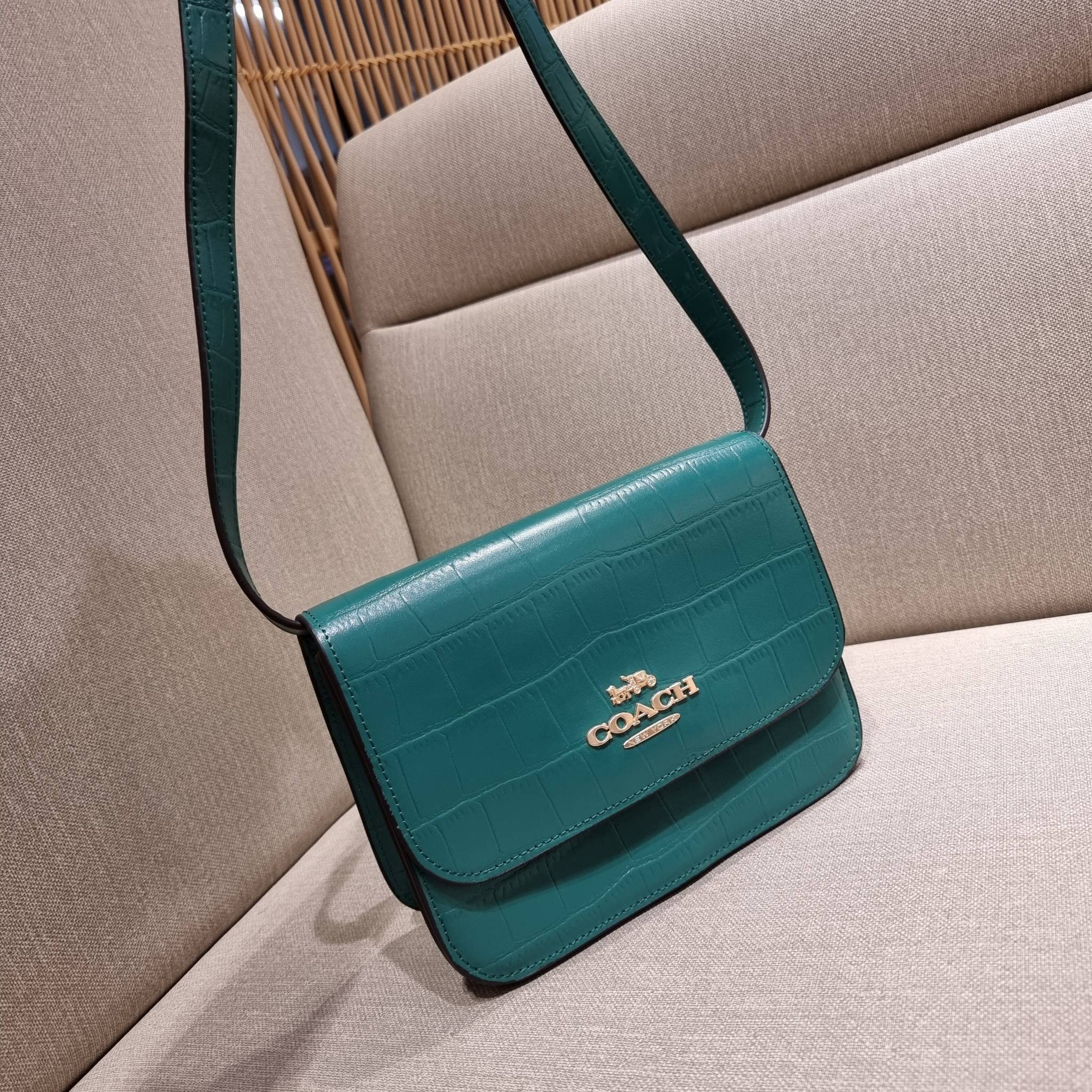 COACH C5631 BRYNN FLAP CROSSBODY แซ่บที่สุด ใหม่ที่สุด!! คอลเลคชั่นใหม่!! มองยังไงก็หลงรักละสายตาไม่ไหว กระเป๋าสะพายข้างลุคไฮน์ ที่ดีไซน์ออกมาได้ปัง และดูแพงมากๆ ด้วยดีเทลคลาสสิค รูปทรงใช้งานง่าย เรียบๆแต่มีดีเทล วัสดุหนังลายจระเข้ สวยม้าก!!! เปิด-ปิดด้วย