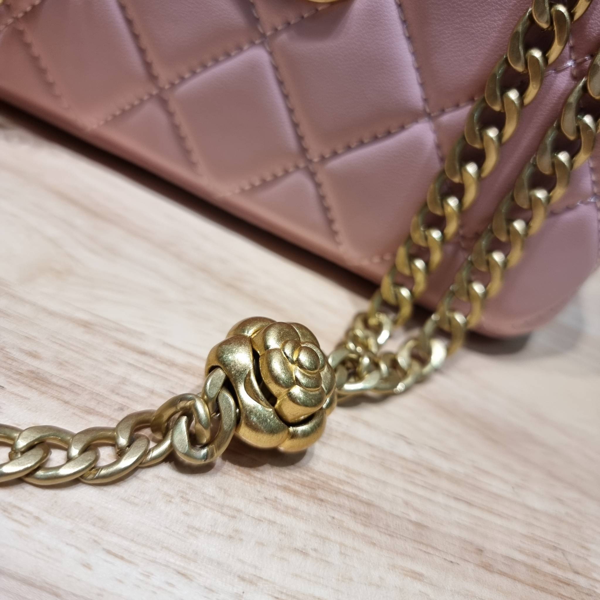 Chanel camellia vanity case bag พลาดไม่ได้เลยกับคอลสุดแซ่บ ดีไซน์ใหม่ 2023 นอกจากความคลาสสิคของรูปทรง ตัวอะไหล่ก็ยังปรับเพิ่มดีเทลความหรู ด้วยการใช้รูปดอกคามิเลียเอกลักษณ์มาเป็นตัวชูความแพง