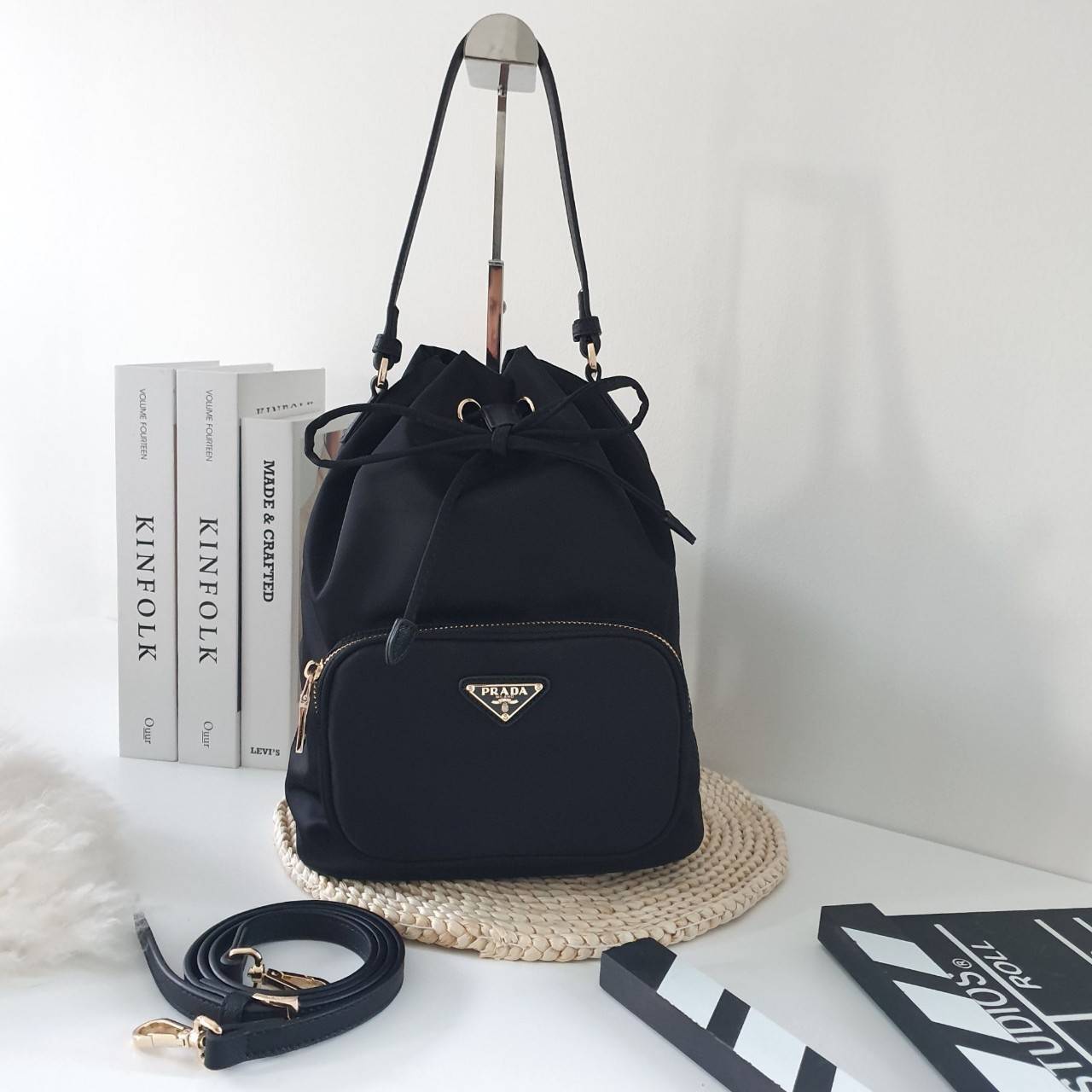 Medium ใครๆก็หลงรัก *ทรงขนมจีบ 🐰 งานพรีเมี่ยมกิ้ฟ จากเคาเตอร์ต่างประเทศ จากแบรนด์ PRADA ค่า เป็นกระเป๋าผ้า nylon silk เนื้อหนาซับในอย่างดี จุดเด่นคือ กระเป๋าสามารถ จุของได้เยอะมาก ด้านในมีช่องซิปพร้อมช่องใส่ของอีกหนึ่งช่อง น้ำหนักเบา ถือแล้วสวยมาก