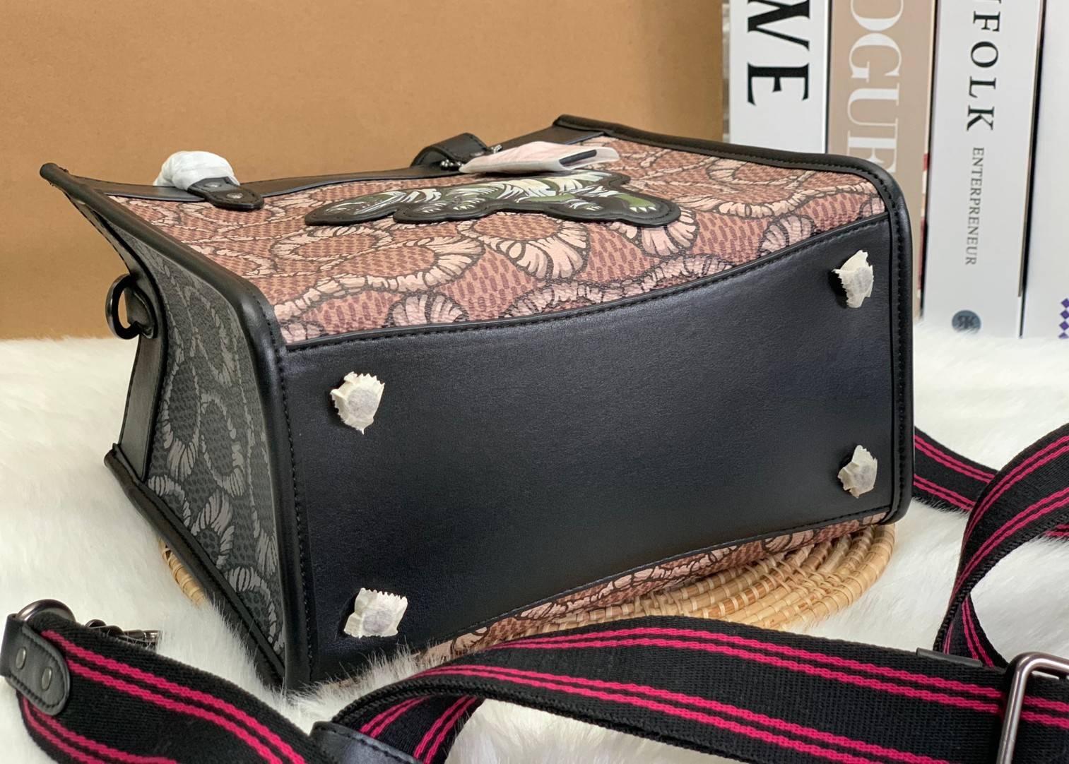 มาสคอตที่รัก 💋 ยังไม่เข้าช๊อปไทย สวยก่อนใครไปเลยจร้าา COACH X MICHAEL B. JORDAN FIELD TOTE 22 IN MUMMIFIED SIGNATURE CANVAS WITH REXY ((C6971)) พร้อมส่งที่ไทยทันทีค่ะ! MICHAEL B.JORDAN ร่มมือกับCoach ออกแบบกระเป๋าทรงTote กนังแท้นิ่มมือ ใหม่ลาสุดมา