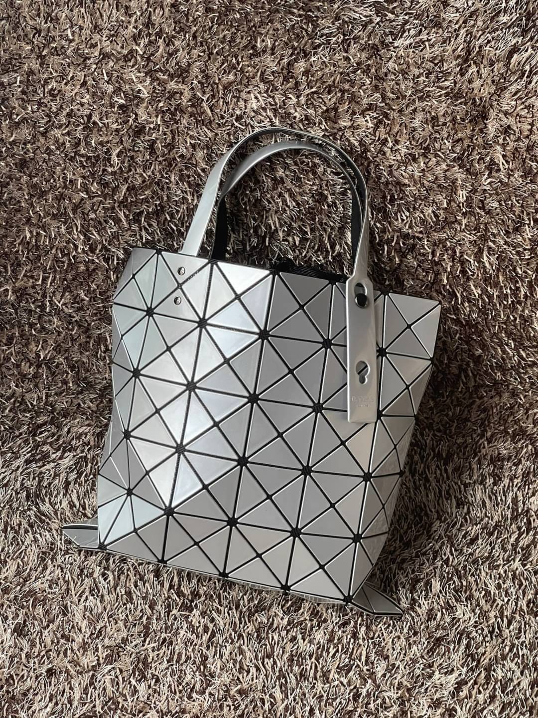 Baobao Issey Miyake 6x6 กระเป๋า Tote รุ่นนี้ถือว่าเป็นกระเป๋า Tote ไซส์กลางที่เหมาะกับการพกพาสิ่งของที่จำเป็นในทุก ๆ วัน มาพร้อมสายที่สามารถปรับได้ทั้งสองสาย และมีช่องใส่ของช่องเล็กด้านใน 1 ช่อง จุของได้เยอะแถมยังทนทาน ใช้เป็น Everyday Bag ได้เลยคะ พกพาสะ