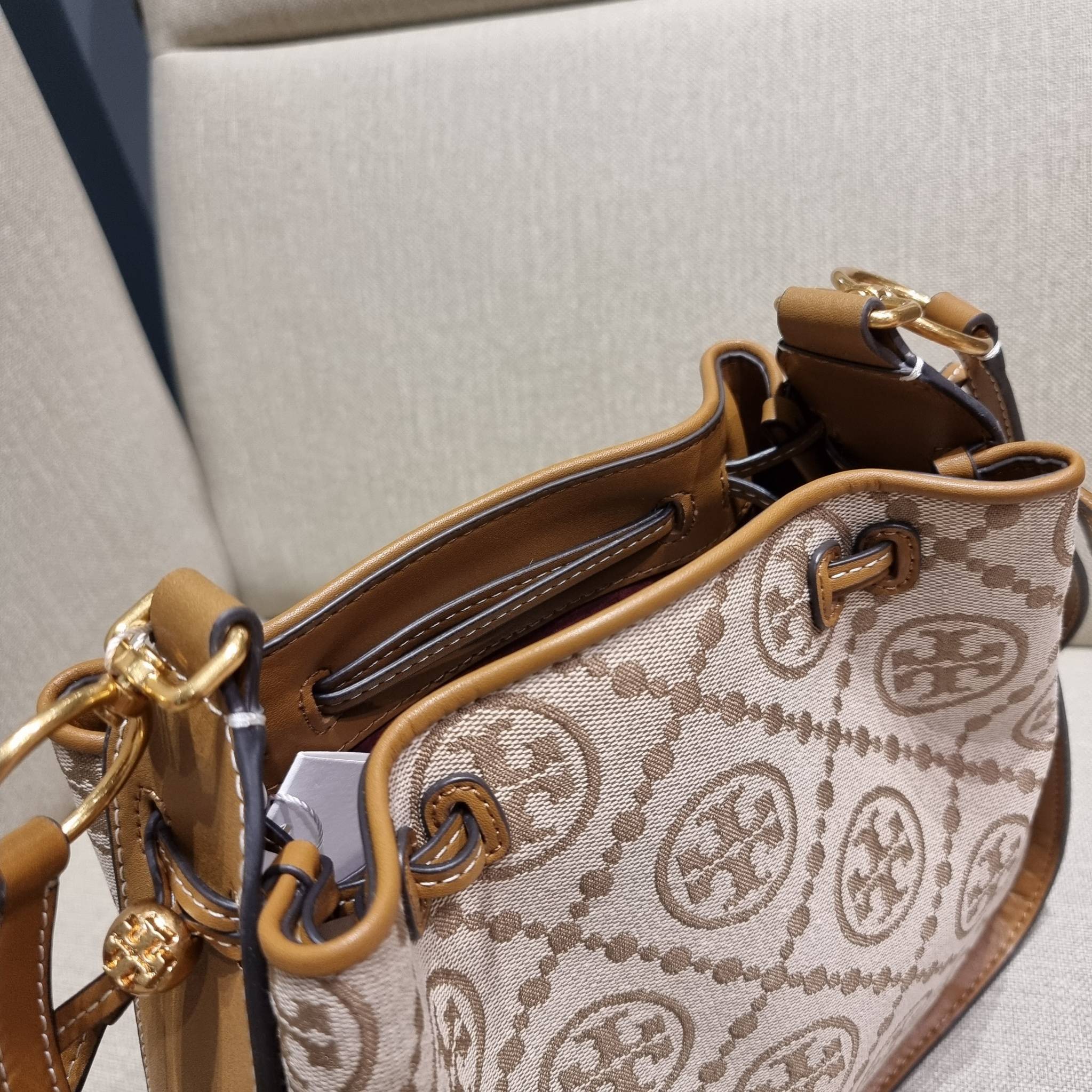 TORY BURCH T MONOGRAM JACQUARD BELL BAG คอลเลคชั่นใหม่ กับกระเป๋าลายโมโนแกรมยอดฮิต ที่มาในรูปทรงดีไซน์สวยเก๋ ชิคๆคูลๆ รับรองว่าไม่มีเกร่อ ตัวกระเป๋าทรงเหลี่ยม รูปเก็บทรงได้ในส่วนของปากกระเป๋า หรือไม่รูด ก็ได้ความสวยไปอีกแบบ วัสดุผ้า jacquard ตัดสลับหนังแท