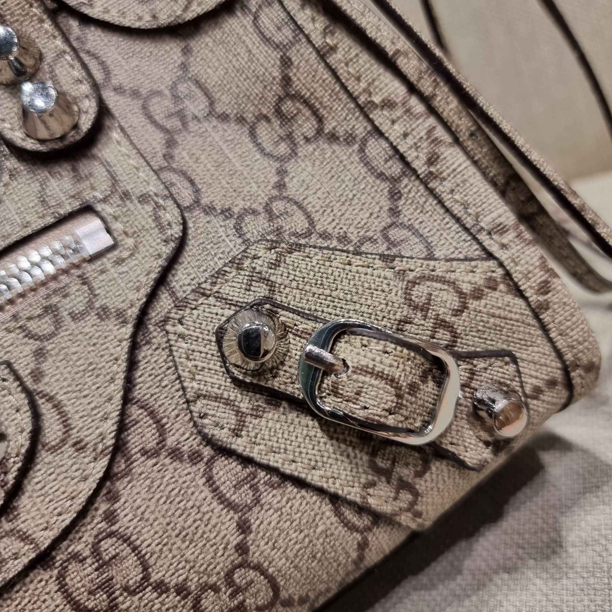 ไซส์ใหม่ กับรุ่นคอลแลบอีกหนึ่ง ที่ฮอตติดลมไม่เลิก!! Gucci×Balenciaga neo classic small bag กระเป๋าถือ/สะพายข้างที่โดดเด่นในสไตล์ที่ไม่ซ้ำ ไม่เกร่อ ดีไซน์มีกิมมิคและลูกเล่นแพรวพราว ทั้งหนังรูดซิป ทั้งหูจับ ทั้งความตกแต่ง มีดีเทลอัพราคาไปหมด วัสดุหนังแคนวาส