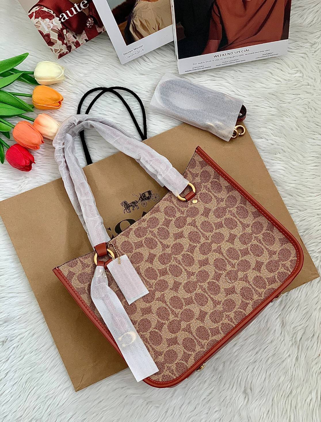 COACH C3889 TYLER CARRYALL 28 IN SIGNATURE CANVAS ((C3460//C3889)) รุ่นยอดฮิตที่สาวๆหลายคนเรียกร้อง กับกระเป๋าถือ/สะพายทรงสวย ที่มาพร้อมสายสะพายไหล่ในตัว และสายครอสบอดี้สำหรับสะพายข้าง ตัวกระเป๋าถูกแบ่งเป็นสัดส่วนสวยงาม มีช่องซิปกลางที่ใหญ่พอสมควร และยังม