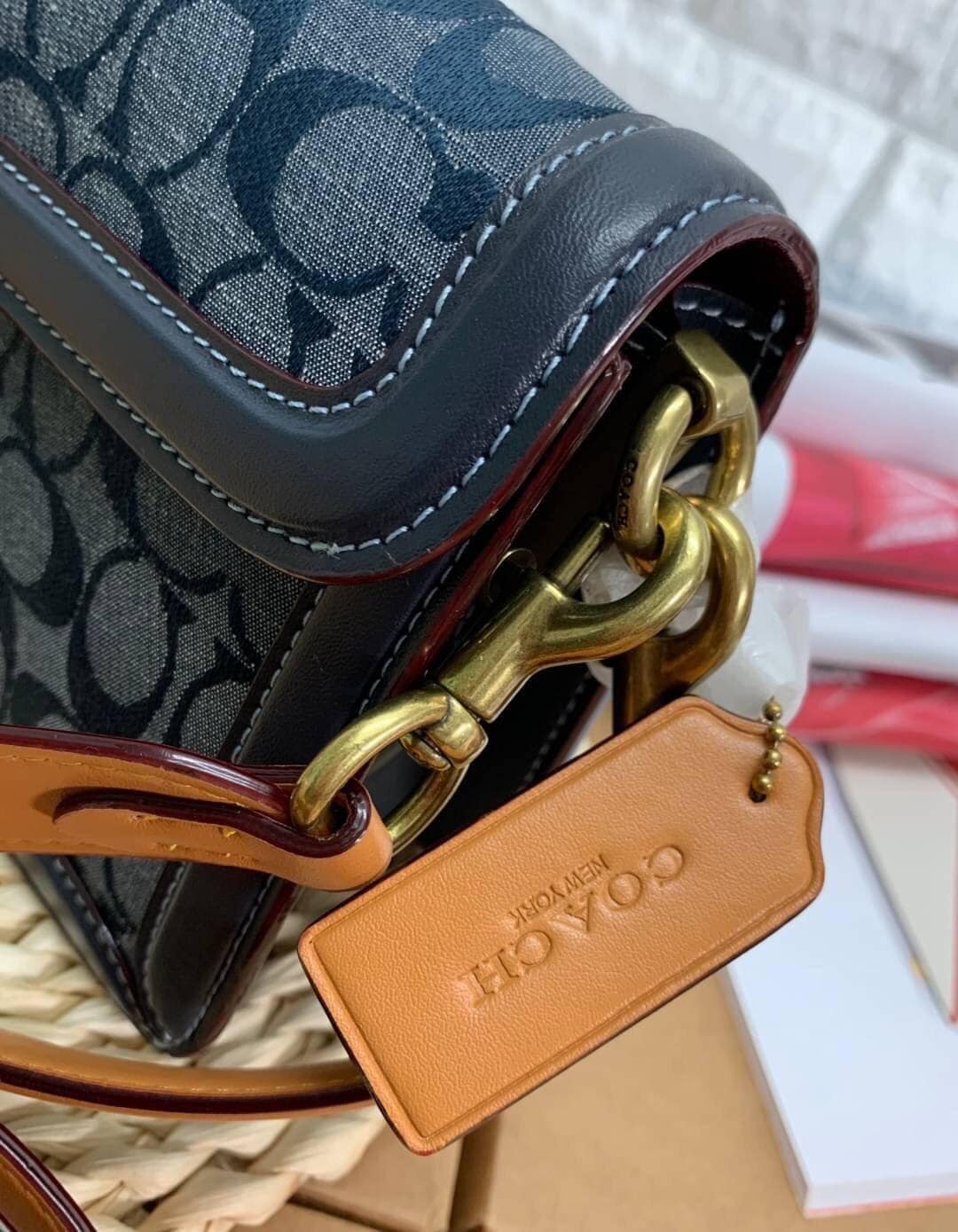 COACH Tabby Shoulder Bag 26 In Signature Chambray กระเป๋าหิ้วได้//คล้องไหล่ได้//สะพายข้างได้ วัสดุผ้าแคนวาสทอลายอย่างดี+หนังแท้ค่ะ เปิดปิดกระเป๋าแบบกระดุมแม่เหล็ก มีอะไหล่แบรนด์ตัวใหญ่ด้านหน้าหรูหราเลยทีเดียว ภายในกระเป๋ามีช่องหลักใส่ของ2ช่อง สามารถใส่กระ