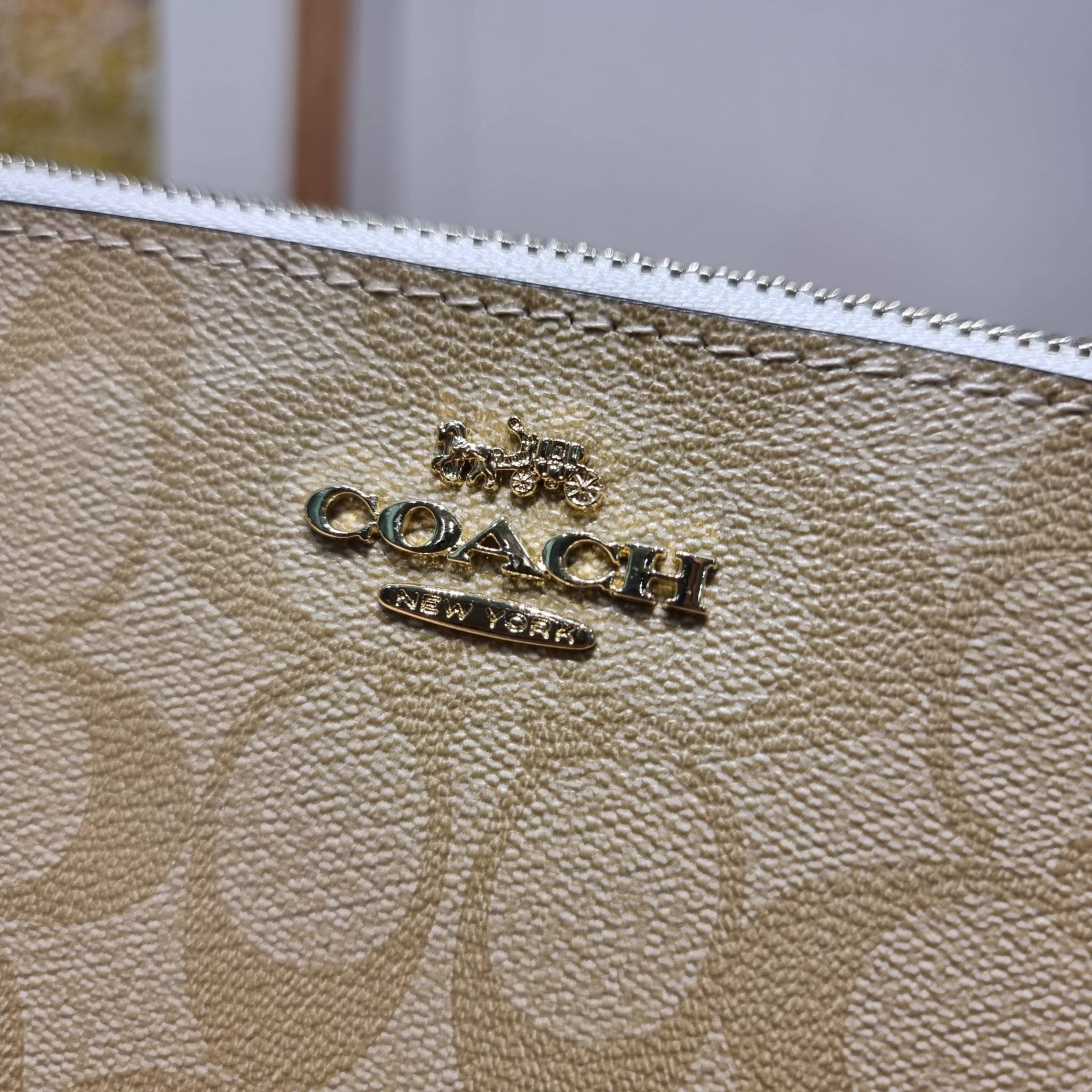 COACH TOP HANDLE POUCH F58321 พร้อมส่ง 9 สี กระเป๋าทรงพอช ยอดฮิต ยกขึ้นแท่น ด้วยดีไซน์ที่ออกมาให้ใช้งานได้ง่าย ขนาดกำลังเหมาะ