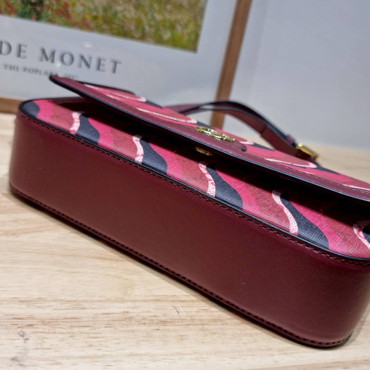 Gucci Lunar New Year Printed super mini bag ไอเท็มหายากสุดปัง กระเป๋าสะพายรุ่นรับทรัพย์ คอลเลคชั่นใหม่พร้อม box set โทนสีใหม่ของแบรนด์ เป็นการตกแต่งที่มีกิมมิคไม่เหมือนใคร