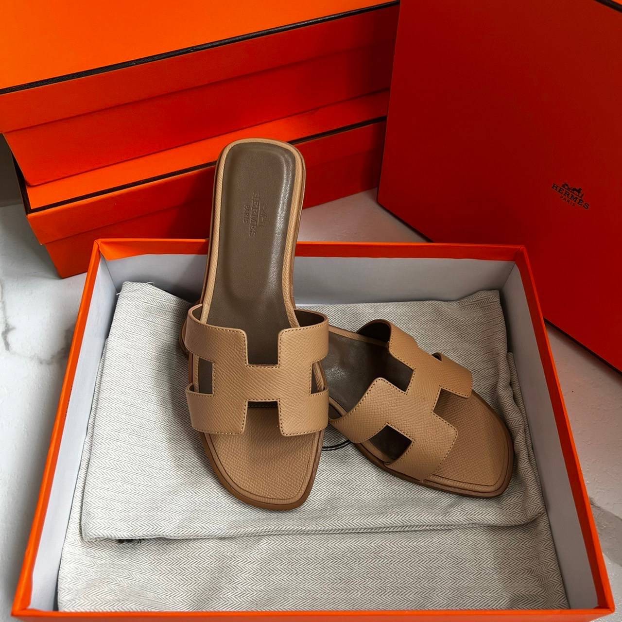 หนังแท้ Hermes sandal Epsom leather รองเท้าแตะงานสั่งตัตใช้สลับแท้ เกรดออริจินอล 1:1 เกรดเหมือนสุด มี series code ทุกคู่ พื้นรองเท้าทำจากไม้รองด้วยหนังแท้ 100% งานตัดเย็บปราณีตละเอียด ใส่สบาย ไม่ลื่น ใช้ทนนาน เกรดนี้คุ้มมาก ไม่ผิดหวังค่ะ ภาพสินค้าถ่ายจากง